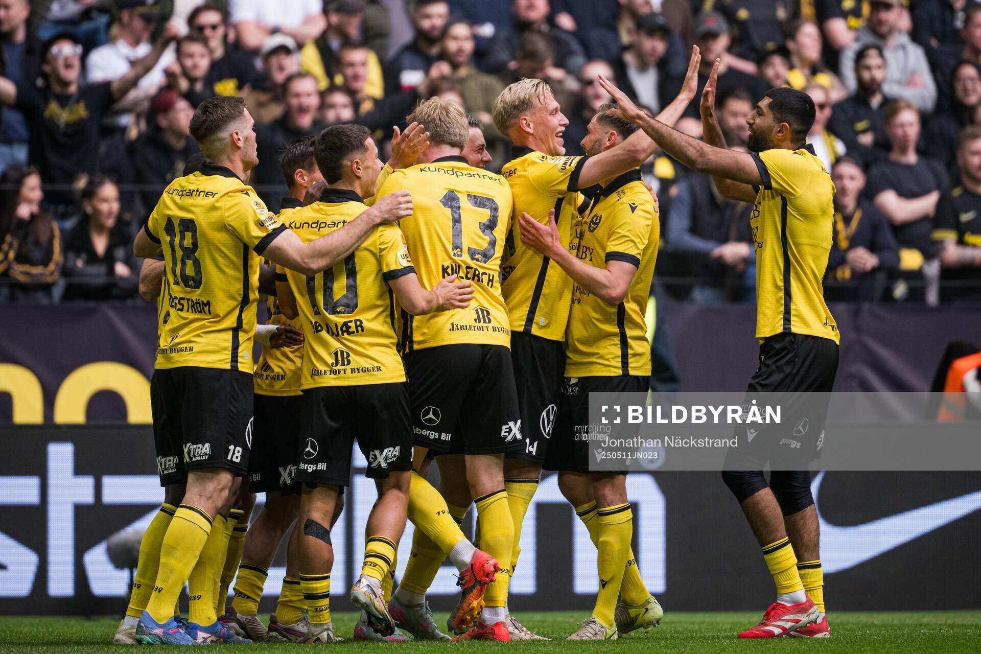 Mjällbys Elliot Stroud jublar efter 0-1 under fotbollsmatchen i Allsvenskan mellan AIK och Mjällby den 11 maj 2025 i Stockholm. 