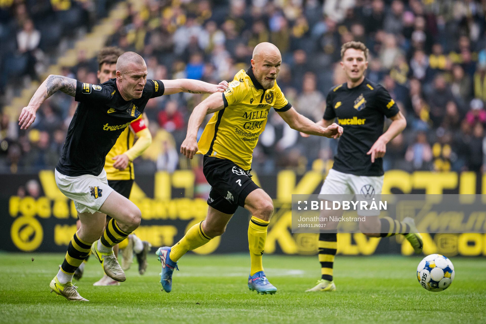 AIKs Thomas Poppler Isherwood och Mjällbys Viktor Gustafson under fotbollsmatchen i Allsvenskan mellan AIK och Mjällby den 11 maj 2025 i Stockholm.