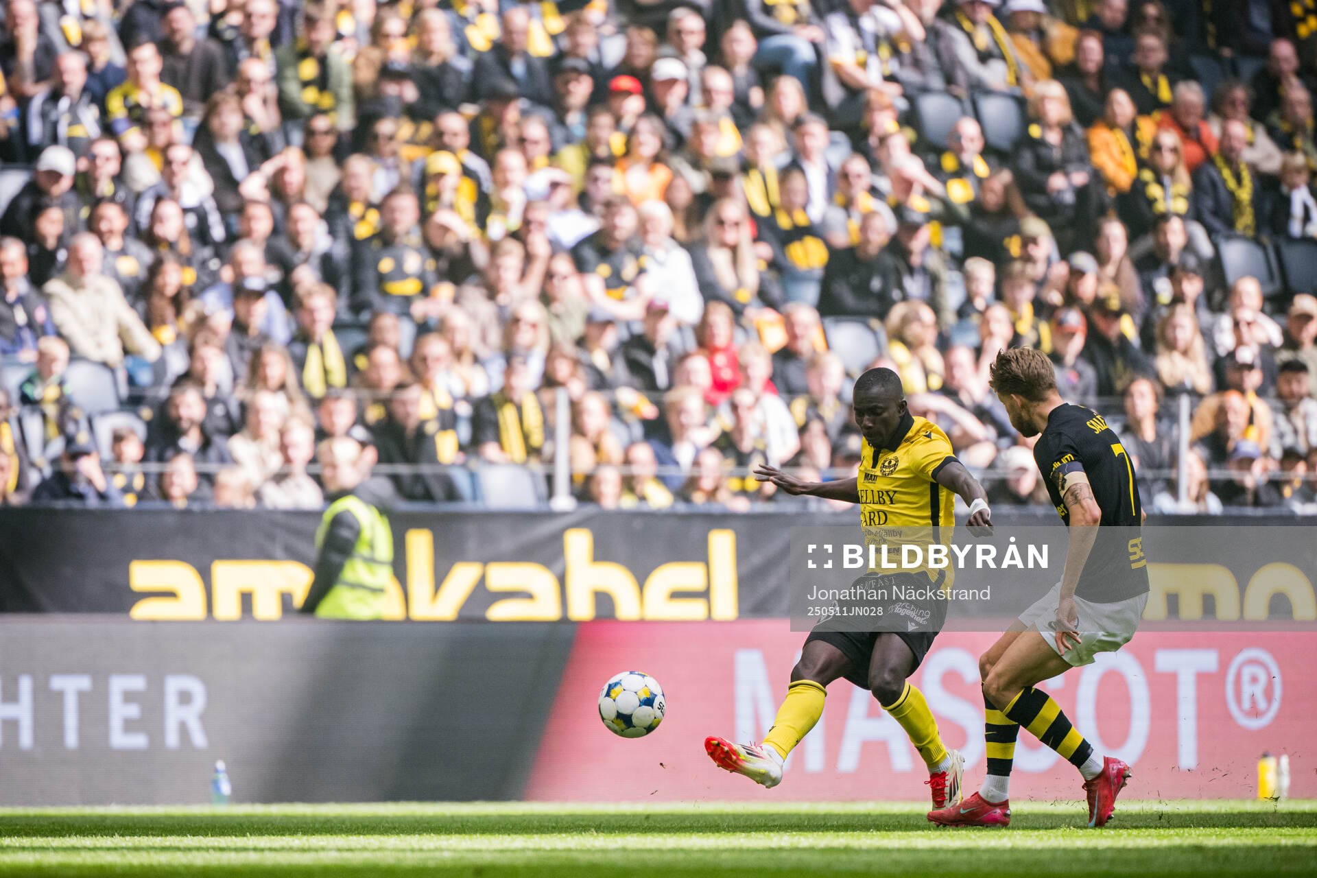 Mjällbys Abdoulie Manneh och AIKs Anton Salétros under fotbollsmatchen i Allsvenskan mellan AIK och Mjällby den 11 maj 2025 i Stockholm. 