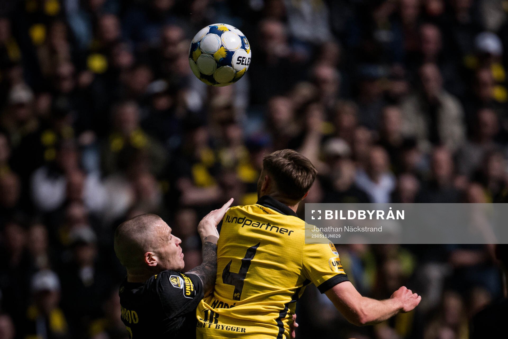 AIKs Thomas Poppler Isherwood och Mjällbys Axel Norén under fotbollsmatchen i Allsvenskan mellan AIK och Mjällby den 11 maj 2025 i Stockholm.
