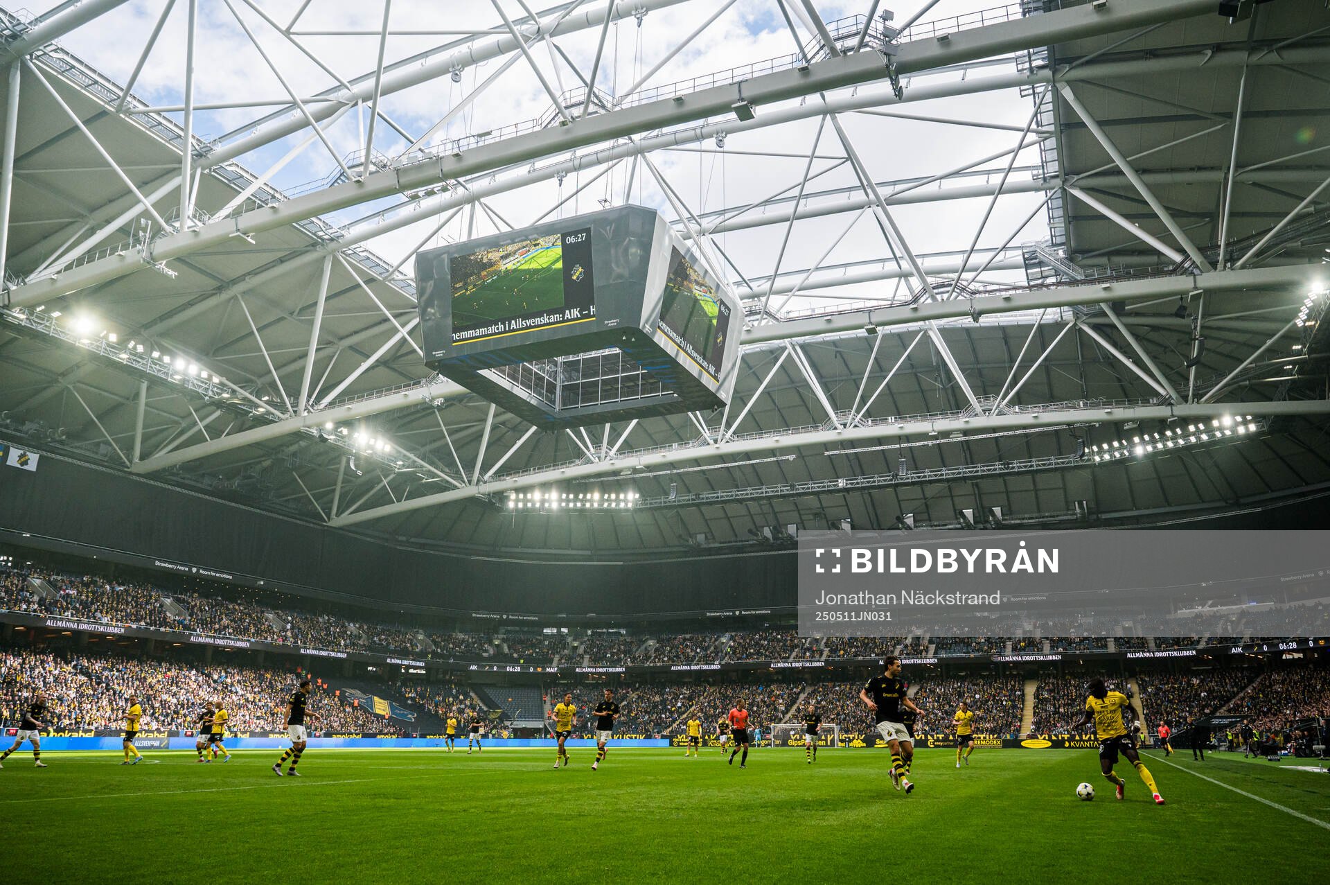 AIKs Benjamin Tiedemann Hansen och Mjällbys Abdoulie Manneh under fotbollsmatchen i Allsvenskan mellan AIK och Mjällby den 11 maj 2025 i Stockholm.