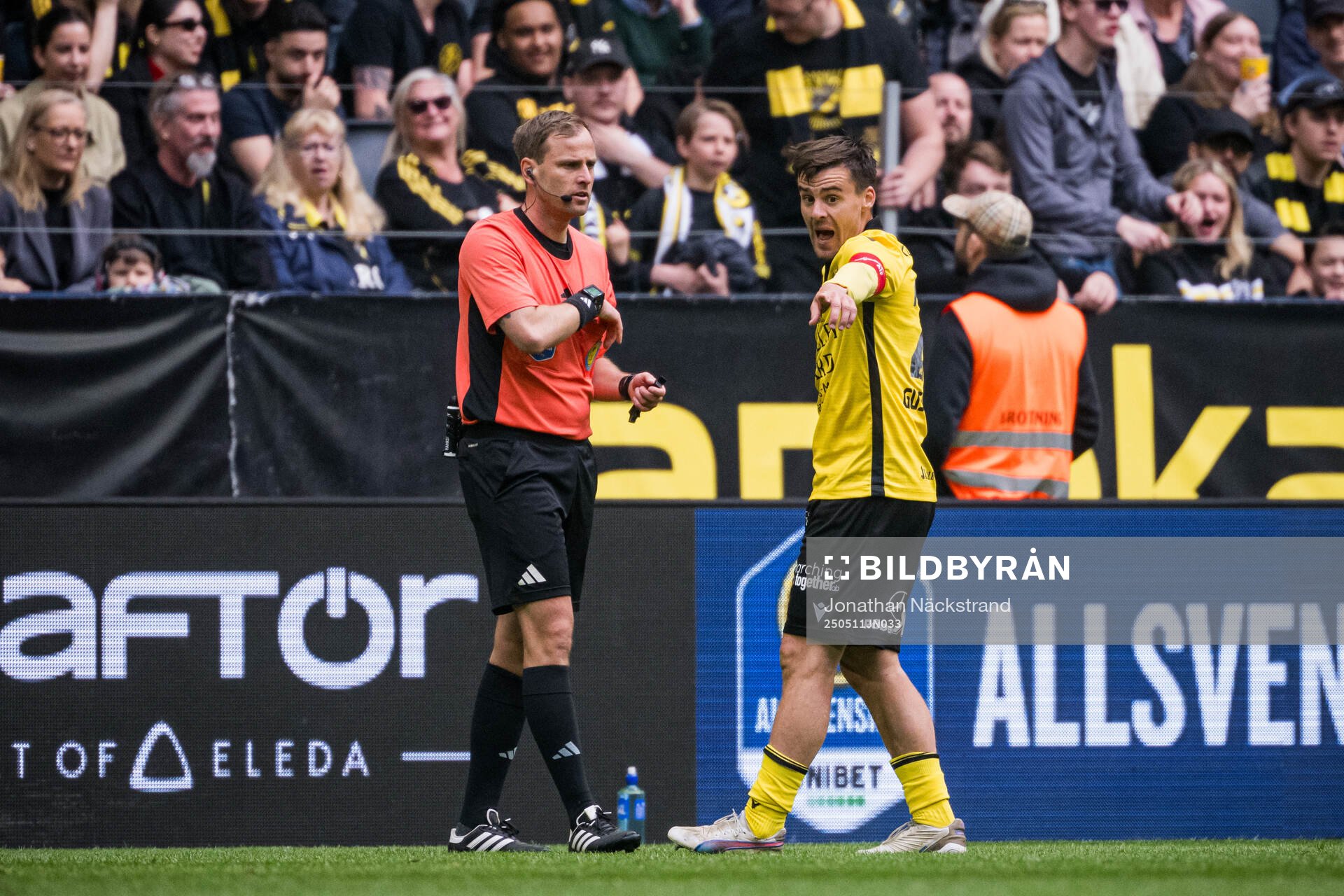 Mjällbys Jesper Gustavsson reagerar mot domare Richard Sundell under fotbollsmatchen i Allsvenskan mellan AIK och Mjällby den 11 maj 2025 i Stockholm.