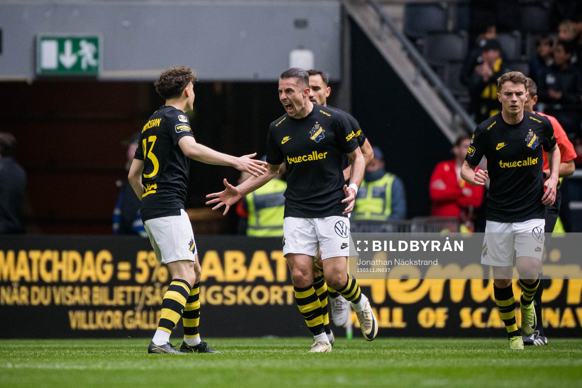AIKs Dino Besirovic jublar med Victor Goncalves Andersson jublar 1-1 under fotbollsmatchen i Allsvenskan mellan AIK och Mjällby den 11 maj 2025 i Stockholm.