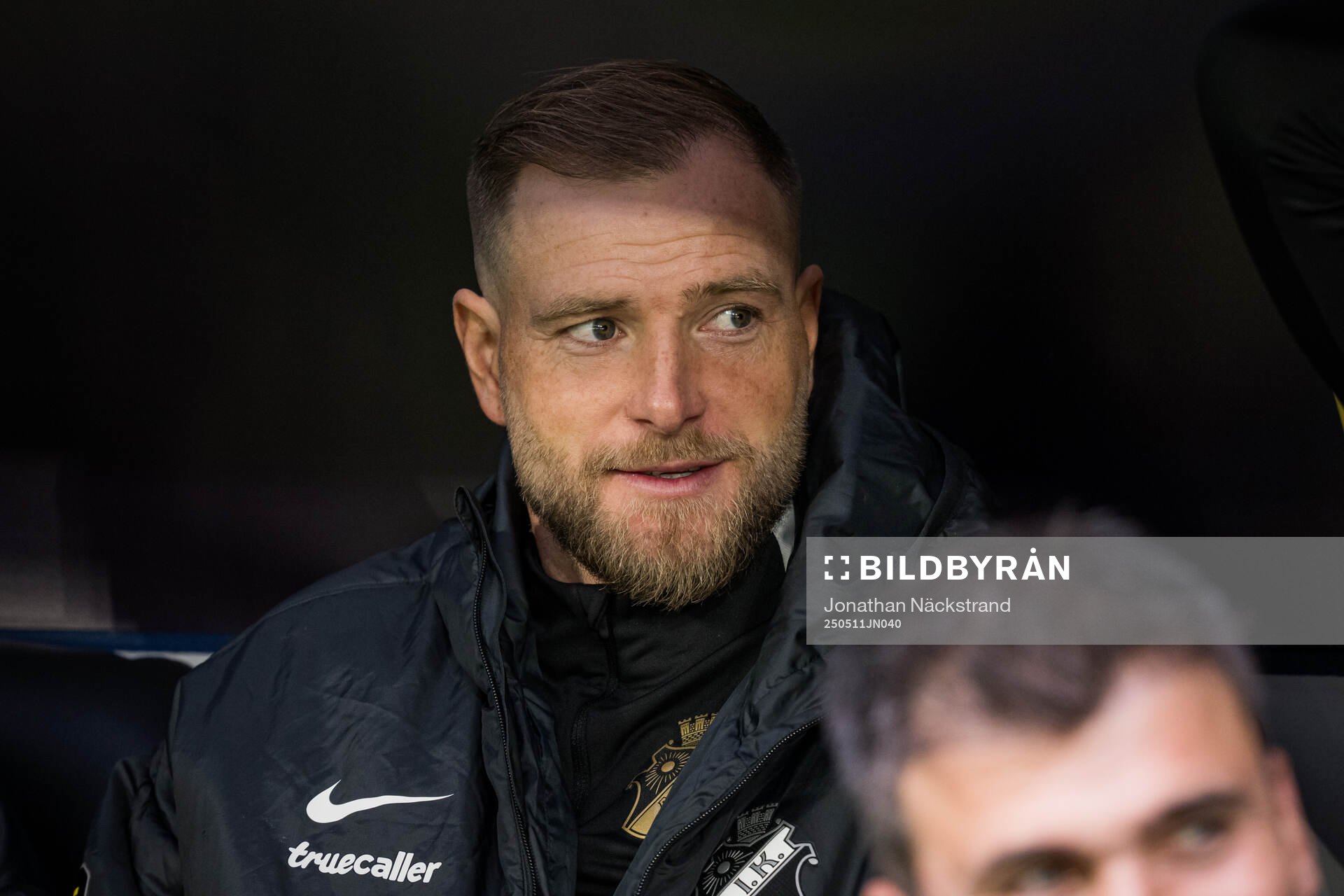 AIKs John Guidetti på bänken inför fotbollsmatchen i Allsvenskan mellan AIK och Mjällby den 11 maj 2025 i Stockholm. 