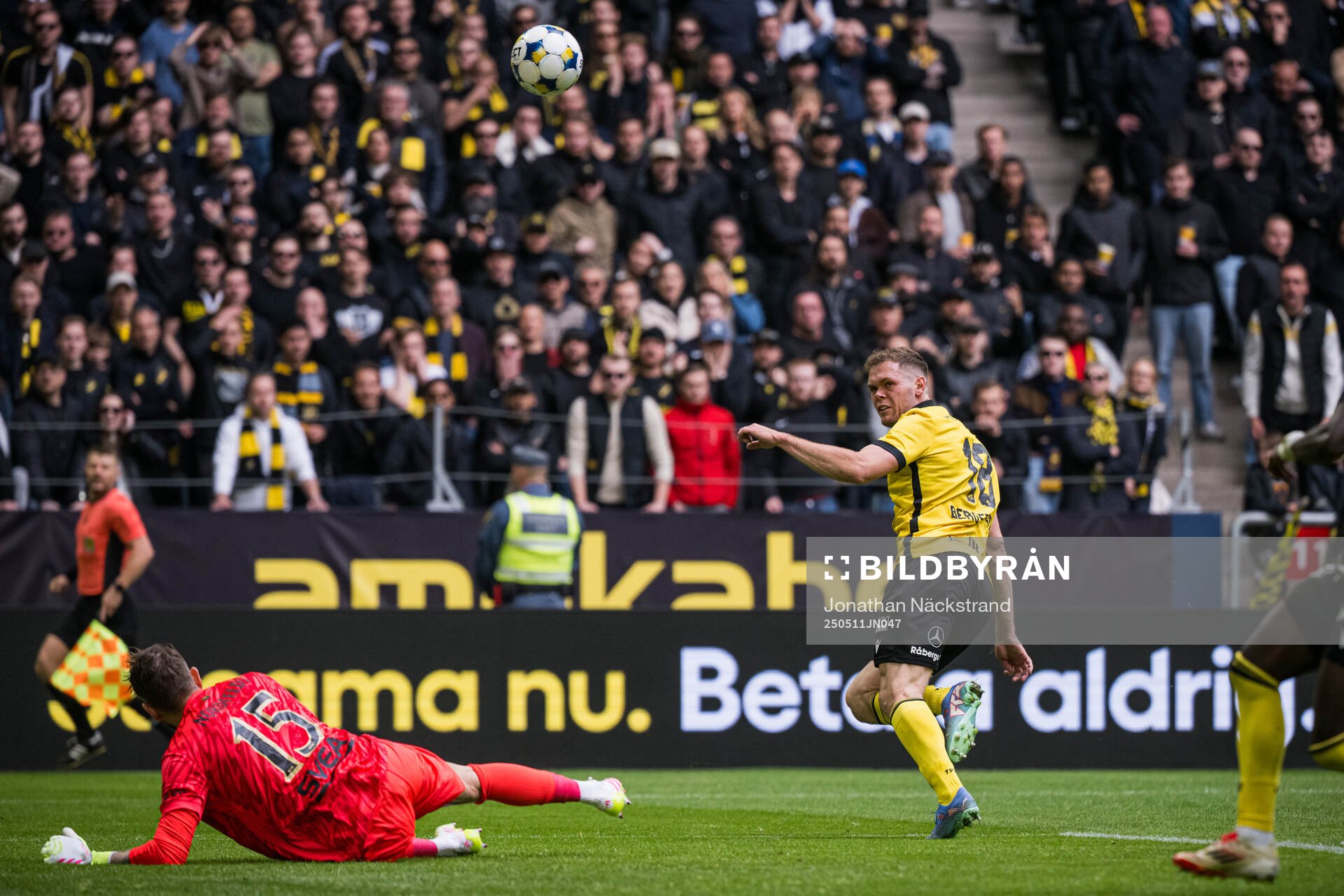 Mjällbys Jacob Bergström mot AIKs målvakt Kristoffer Nordfeldt under fotbollsmatchen i Allsvenskan mellan AIK och Mjällby den 11 maj 2025 i Stockholm.