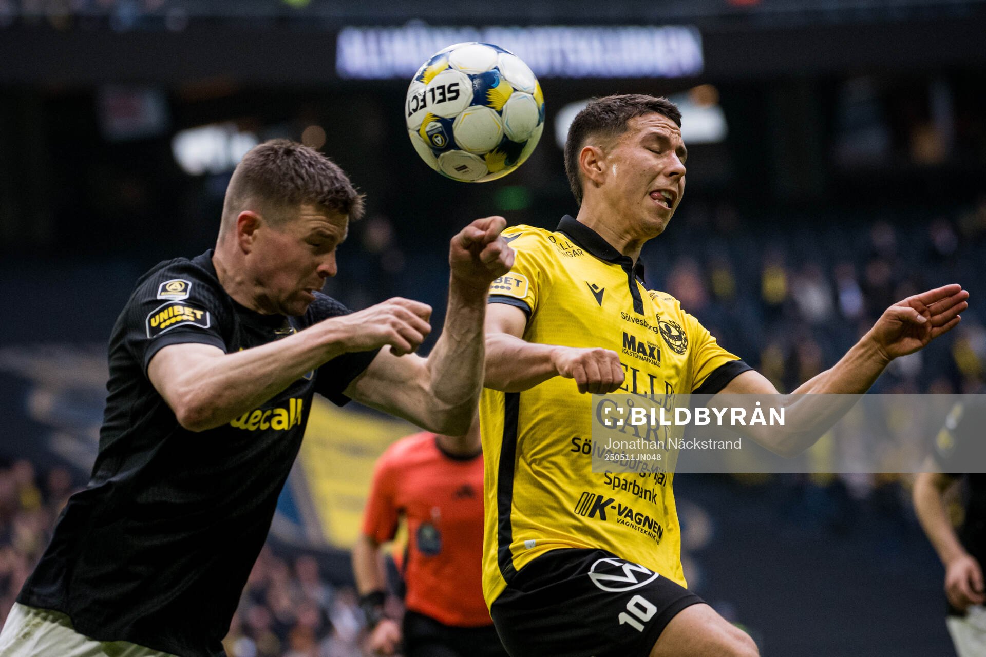 AIKs Mads Døhr Thychosen och Mjällbys Nicklas Røjkjær under fotbollsmatchen i Allsvenskan mellan AIK och Mjällby den 11 maj 2025 i Stockholm.