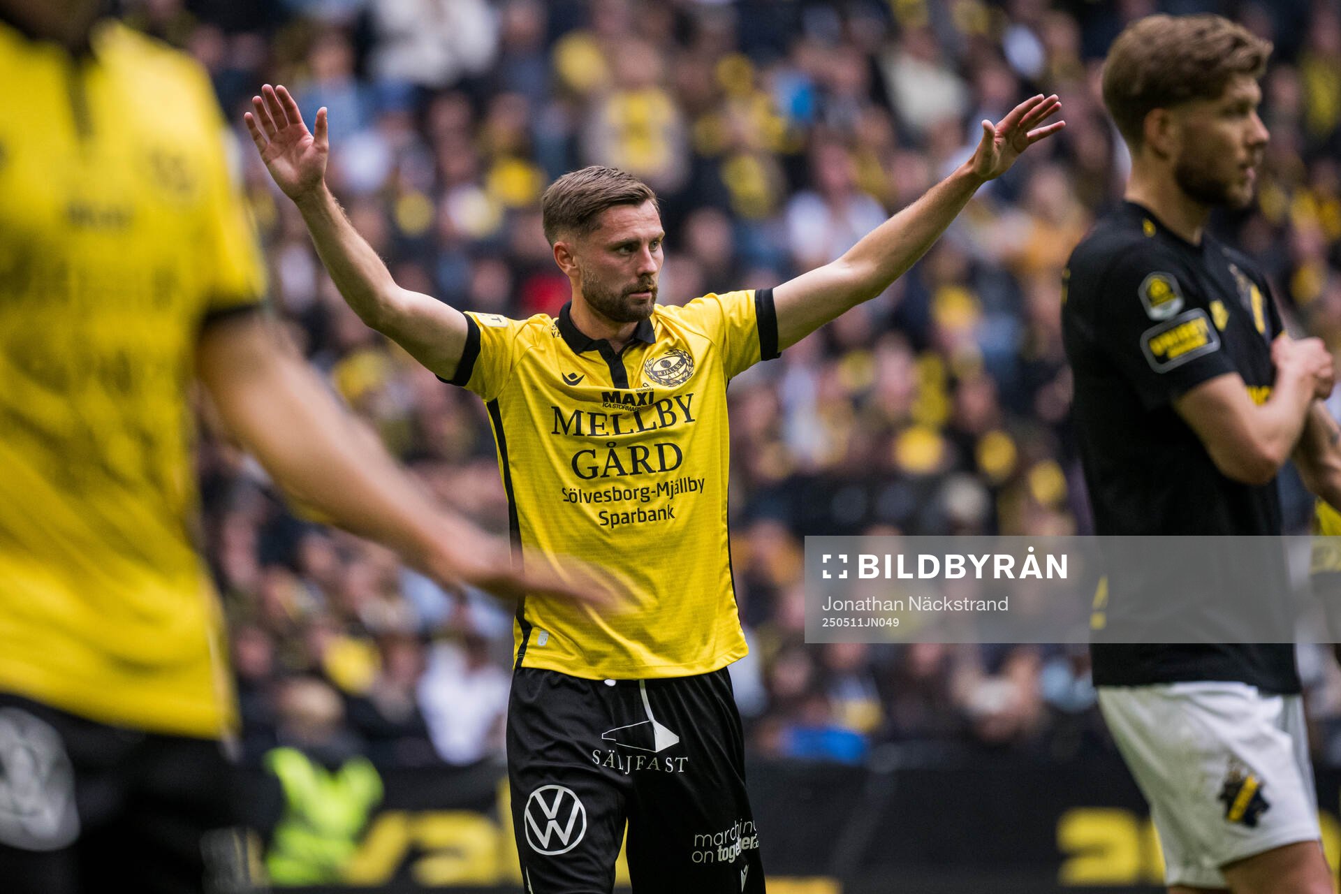 Mjällbys Axel Norén under fotbollsmatchen i Allsvenskan mellan AIK och Mjällby den 11 maj 2025 i Stockholm. 