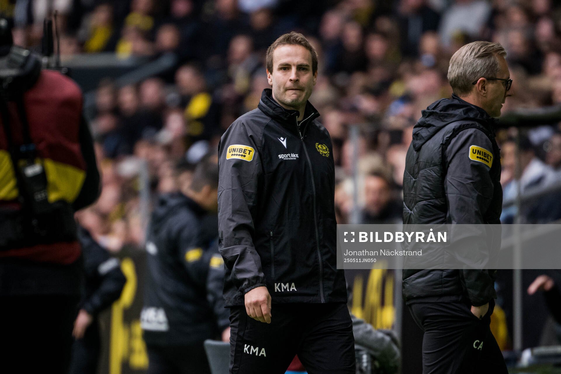 Mjällbys assisterande tränare Karl Marius Aksum under fotbollsmatchen i Allsvenskan mellan AIK och Mjällby den 11 maj 2025 i Stockholm. 