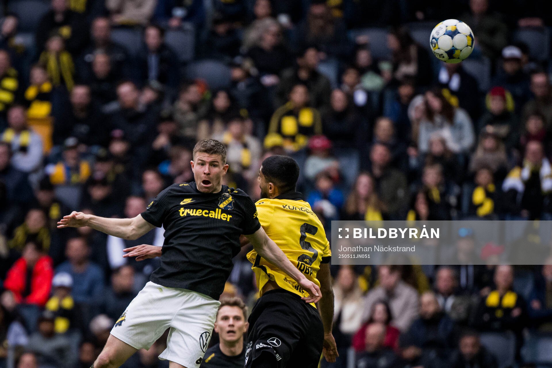 AIKs Mads Døhr Thychosen och Mjällbys Abdullah Iqbal under fotbollsmatchen i Allsvenskan mellan AIK och Mjällby den 11 maj 2025 i Stockholm.