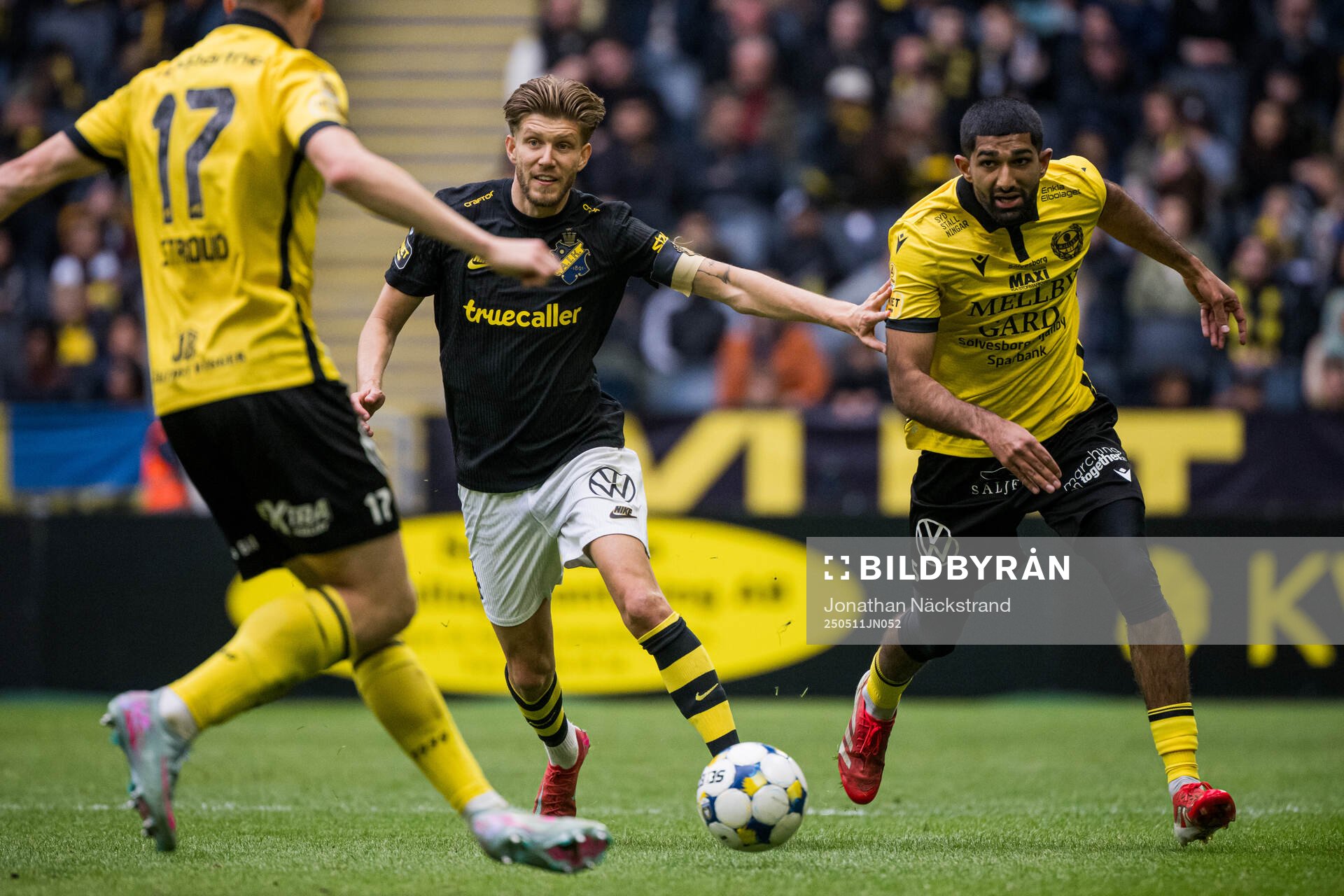 AIKs Anton Salétros och Mjällbys Abdullah Iqbal under fotbollsmatchen i Allsvenskan mellan AIK och Mjällby den 11 maj 2025 i Stockholm. 
