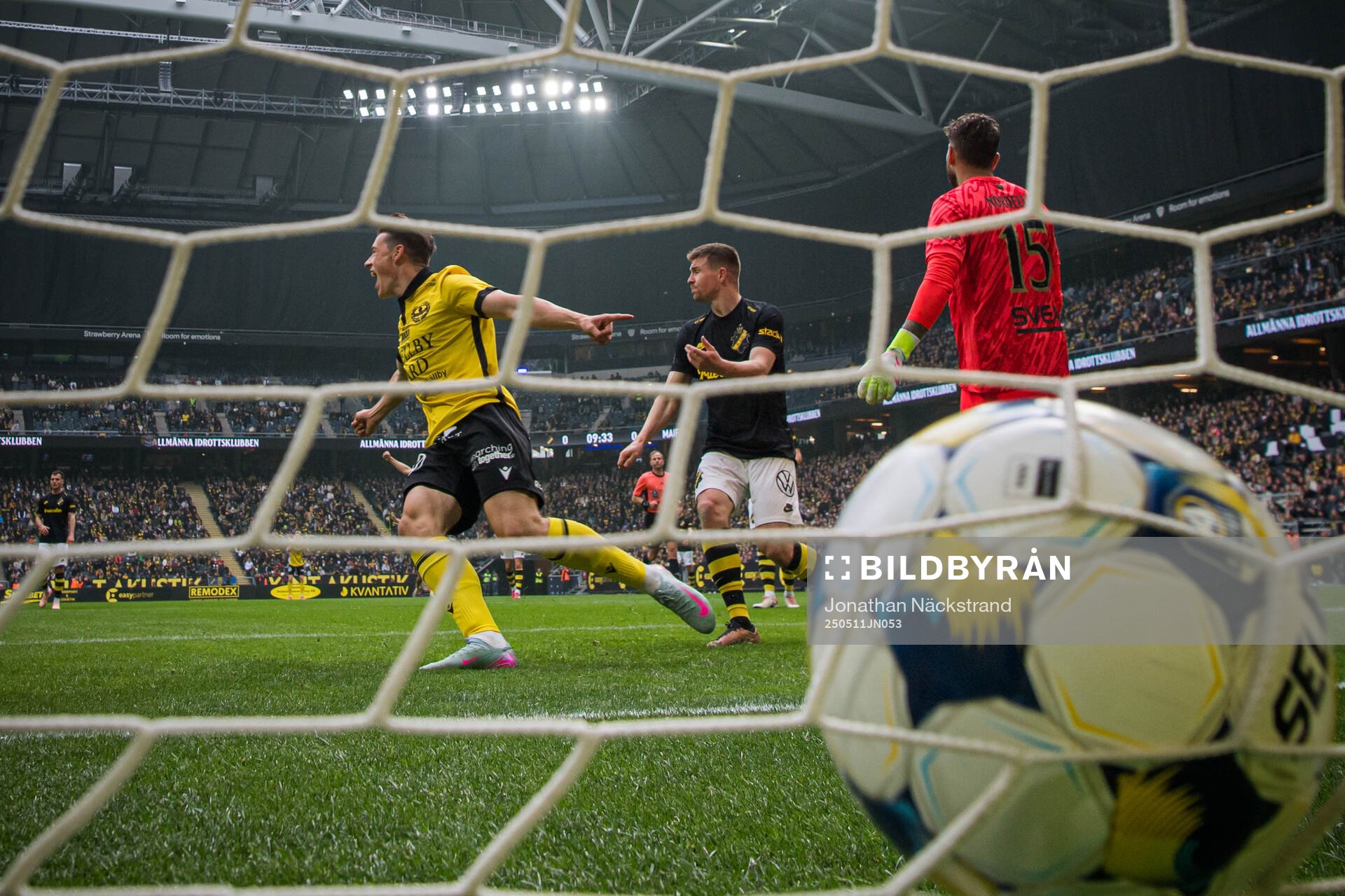 Mjällbys Elliot Stroud jublar efter 0-1 under fotbollsmatchen i Allsvenskan mellan AIK och Mjällby den 11 maj 2025 i Stockholm. 