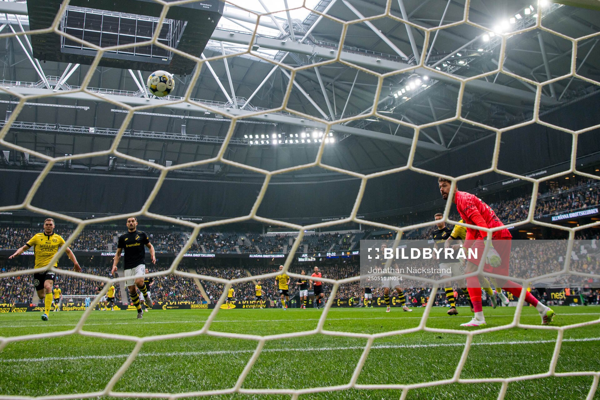 AIKs målvakt Kristoffer Nordfeldt ser bollen gå i mål till 0-1 under fotbollsmatchen i Allsvenskan mellan AIK och Mjällby den 11 maj 2025 i Stockholm.