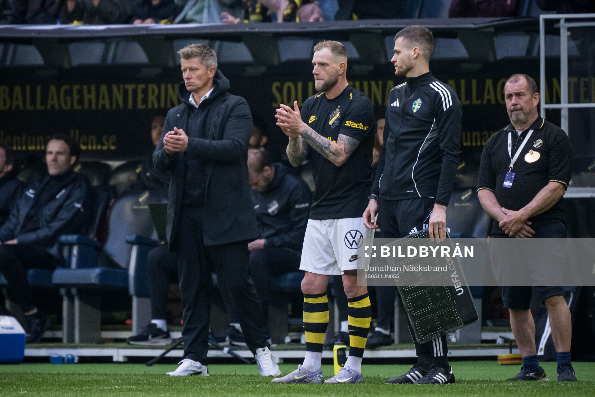 AIKs John Guidetti byts in under fotbollsmatchen i Allsvenskan mellan AIK och Mjällby den 11 maj 2025 i Stockholm. 