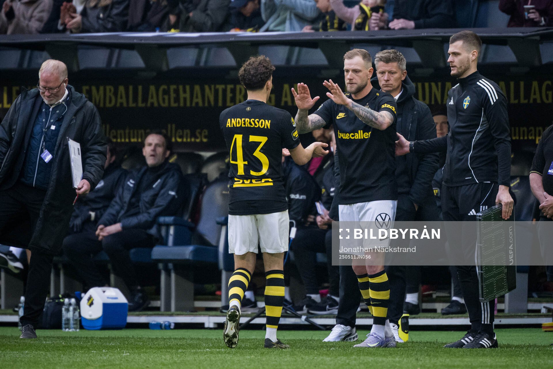 AIKs Victor Goncalves Andersson byts ut och John Guidetti kommer in under fotbollsmatchen i Allsvenskan mellan AIK och Mjällby den 11 maj 2025 i Stockholm.