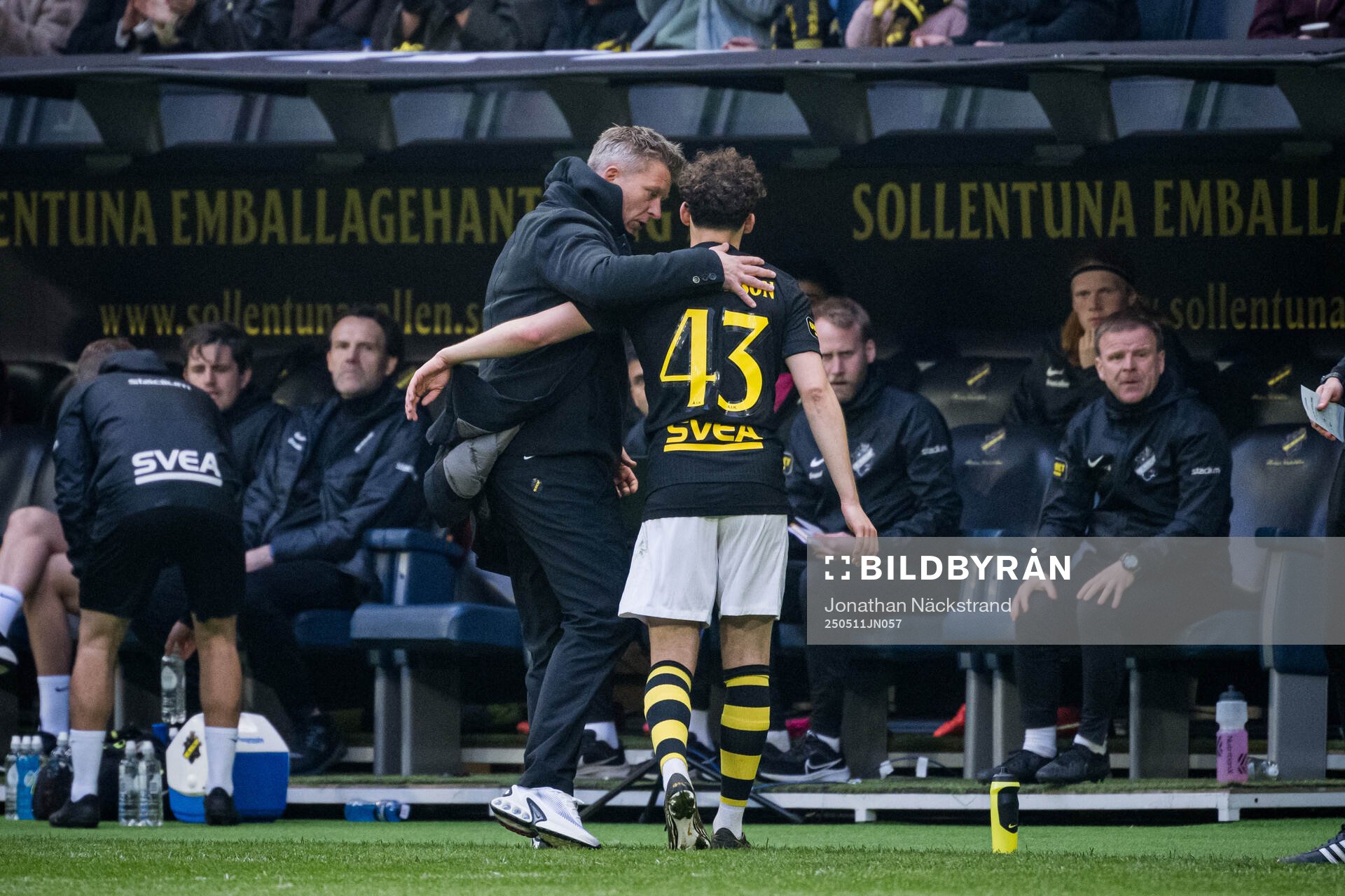 AIKs tränare Mikkjal Thomassen och Victor Goncalves Andersson under fotbollsmatchen i Allsvenskan mellan AIK och Mjällby den 11 maj 2025 i Stockholm.