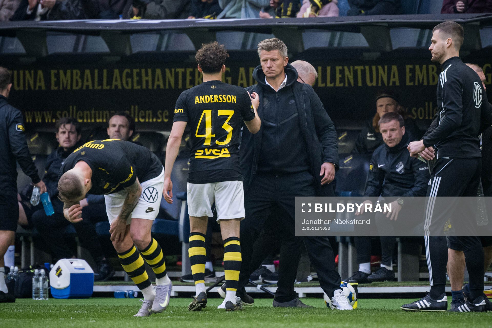 AIKs Victor Goncalves Andersson och tränare Mikkjal Thomassen under fotbollsmatchen i Allsvenskan mellan AIK och Mjällby den 11 maj 2025 i Stockholm.
