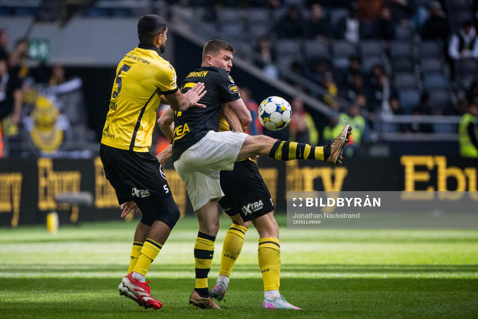 Mjällbys Abdullah Iqbal och AIKs Mads Døhr Thychosen under fotbollsmatchen i Allsvenskan mellan AIK och Mjällby den 11 maj 2025 i Stockholm.