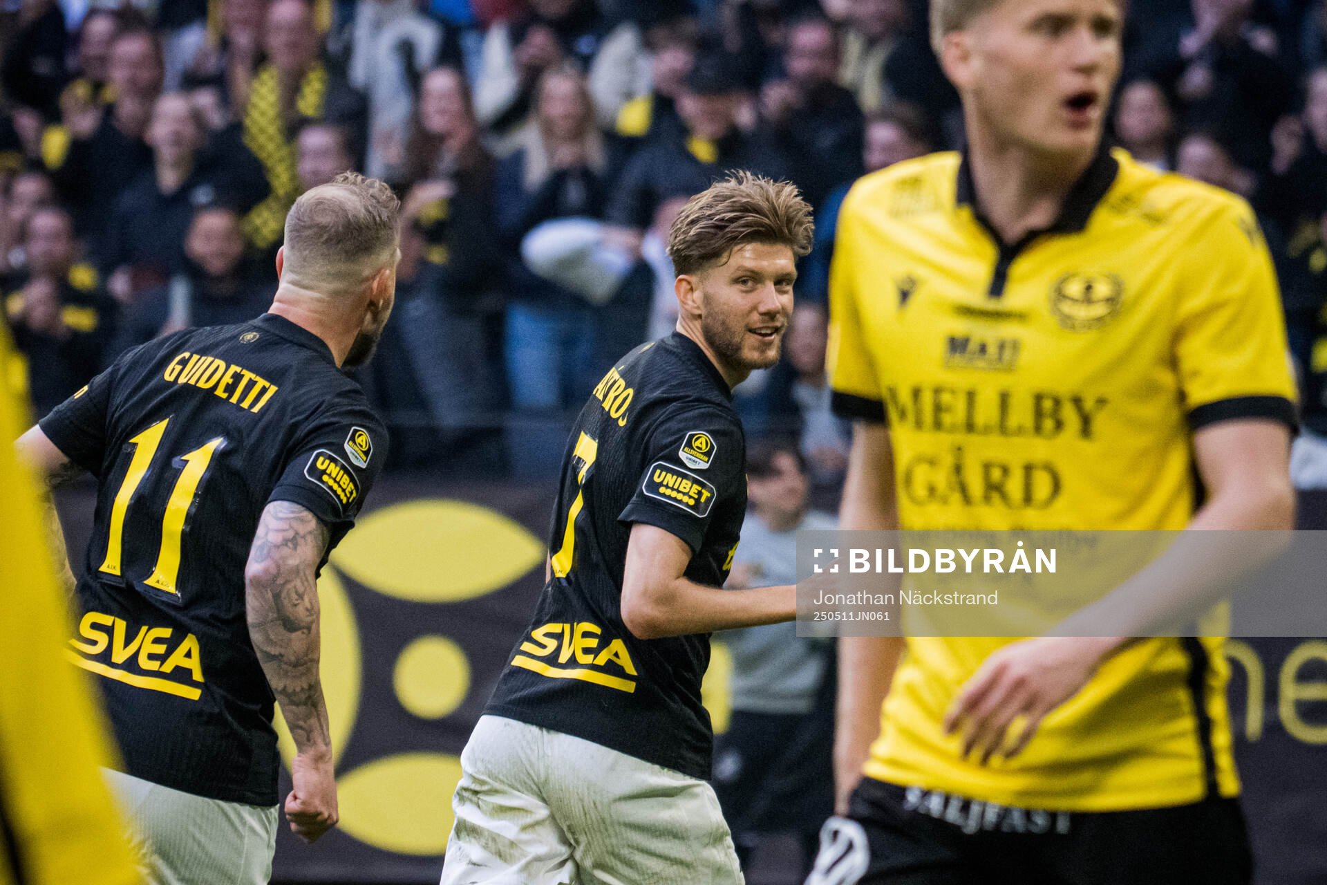 AIKs Anton Salétros jublar efter 2-1 under fotbollsmatchen i Allsvenskan mellan AIK och Mjällby den 11 maj 2025 i Stockholm. 
