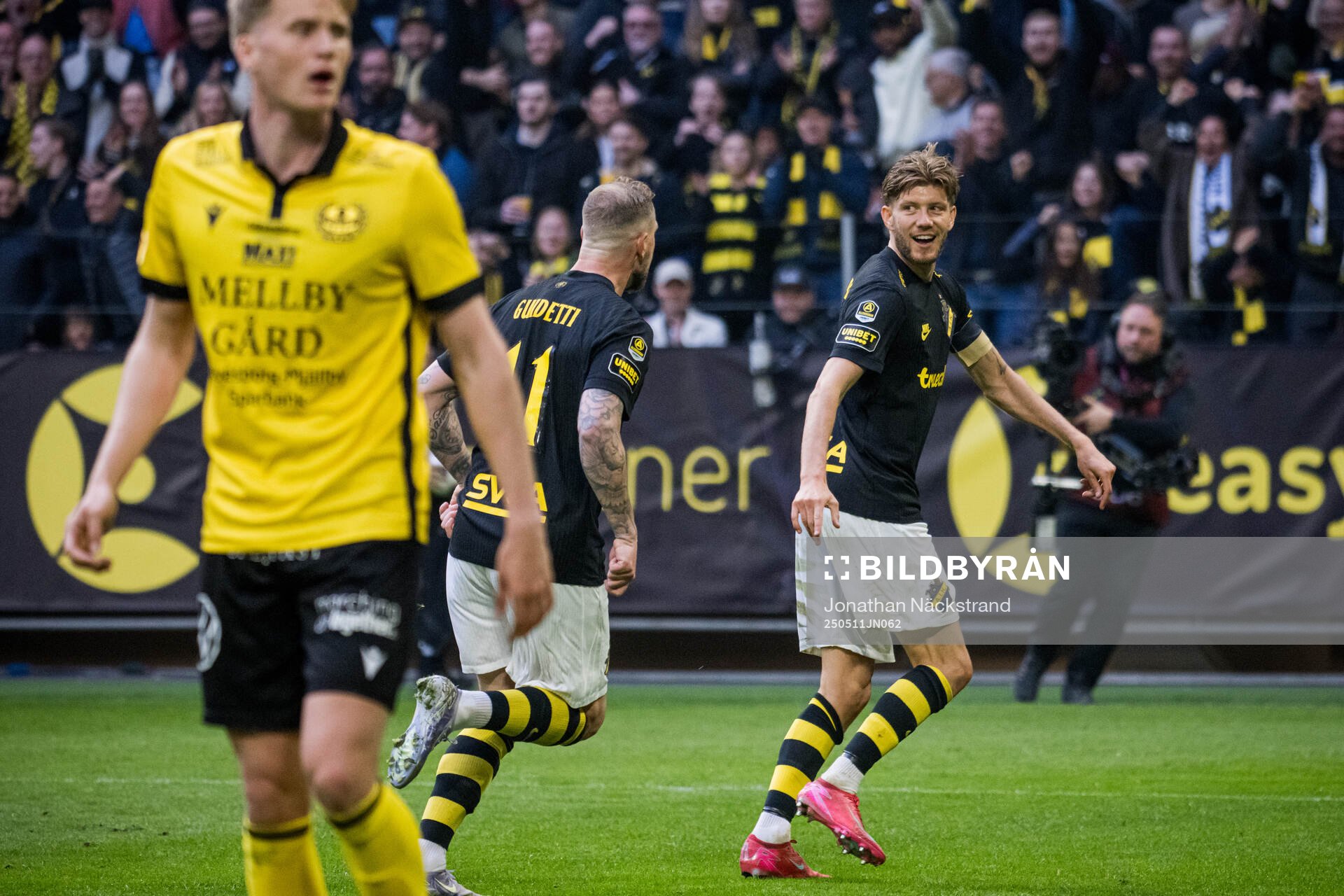 AIKs Anton Salétros jublar efter 2-1 under fotbollsmatchen i Allsvenskan mellan AIK och Mjällby den 11 maj 2025 i Stockholm. 