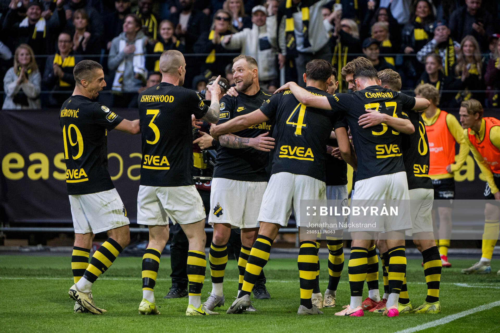AIKs spelare jublar efter 2-1 av Anton Salétros  under fotbollsmatchen i Allsvenskan mellan AIK och Mjällby den 11 maj 2025 i Stockholm. 
