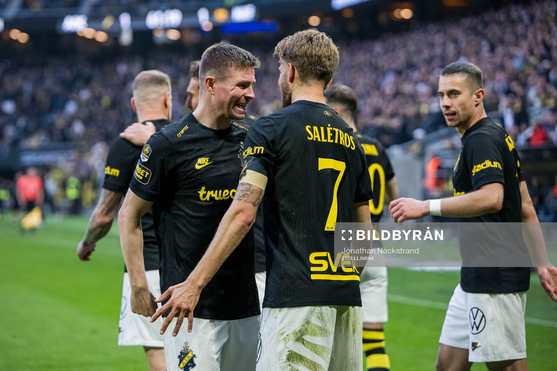 AIKs Mads Døhr Thychosen och Anton Salétros jublar efter 2-1 under fotbollsmatchen i Allsvenskan mellan AIK och Mjällby den 11 maj 2025 i Stockholm.