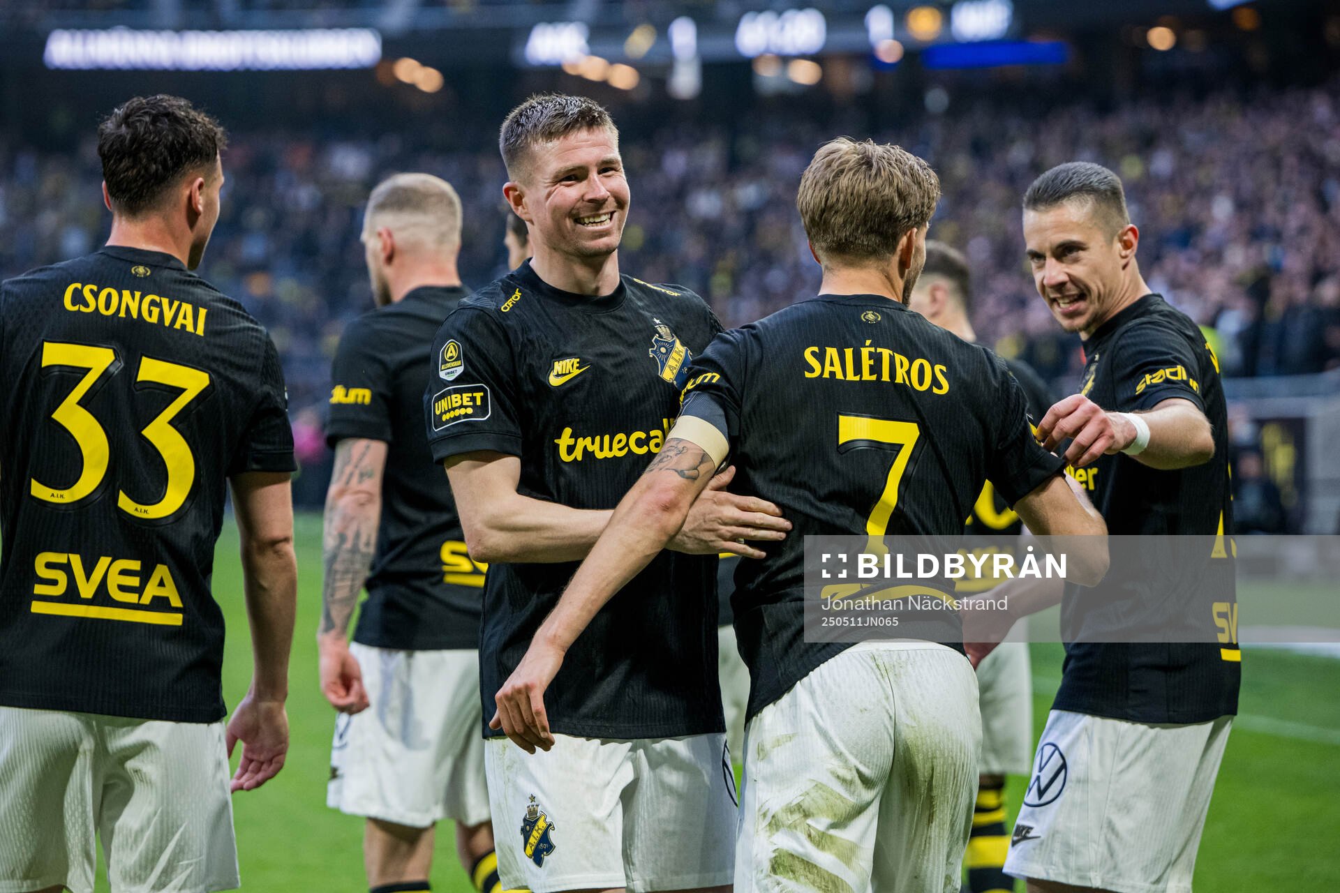 AIKs Mads Døhr Thychosen och Anton Salétros jublar efter 2-1 under fotbollsmatchen i Allsvenskan mellan AIK och Mjällby den 11 maj 2025 i Stockholm.