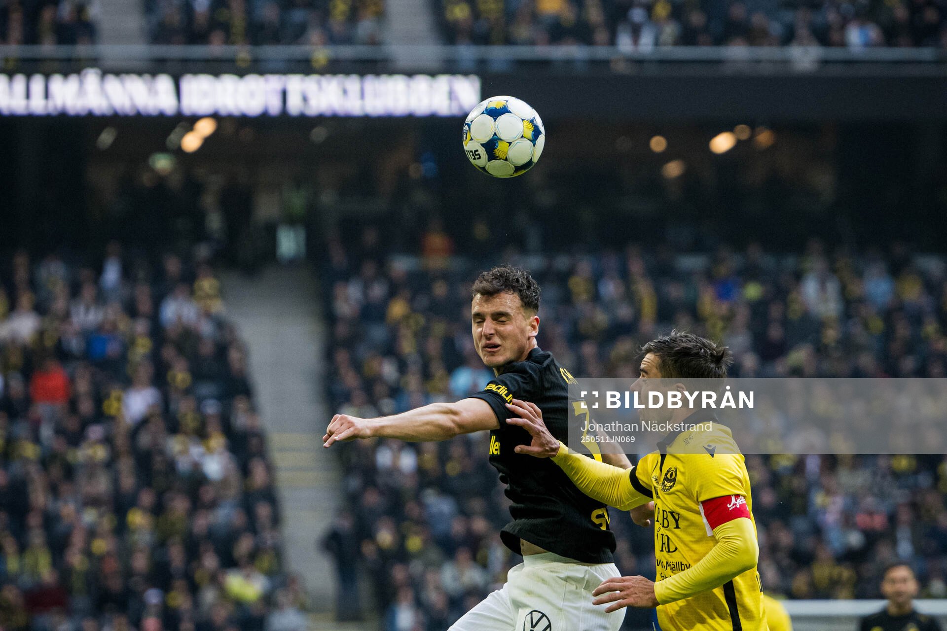 AIKs Áron Csongvai och Mjällbys Jesper Gustavsson under fotbollsmatchen i Allsvenskan mellan AIK och Mjällby den 11 maj 2025 i Stockholm. 
