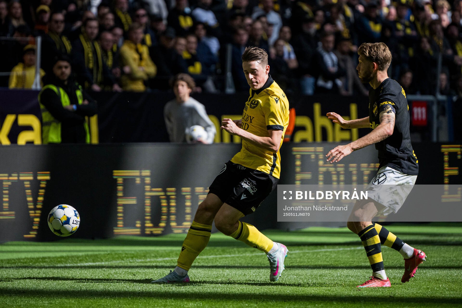 Mjällbys Elliot Stroud under fotbollsmatchen i Allsvenskan mellan AIK och Mjällby den 11 maj 2025 i Stockholm. 