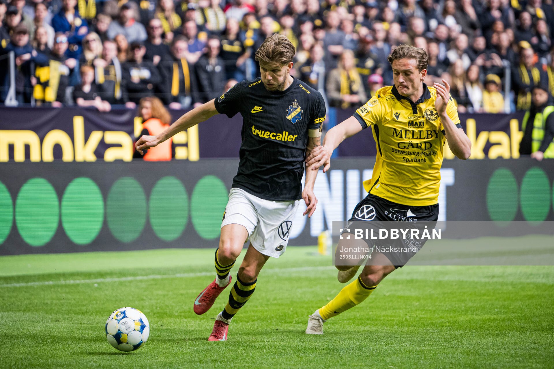AIKs Anton Salétros och Mjällbys Ludvig Tidstrand  under fotbollsmatchen i Allsvenskan mellan AIK och Mjällby den 11 maj 2025 i Stockholm. 