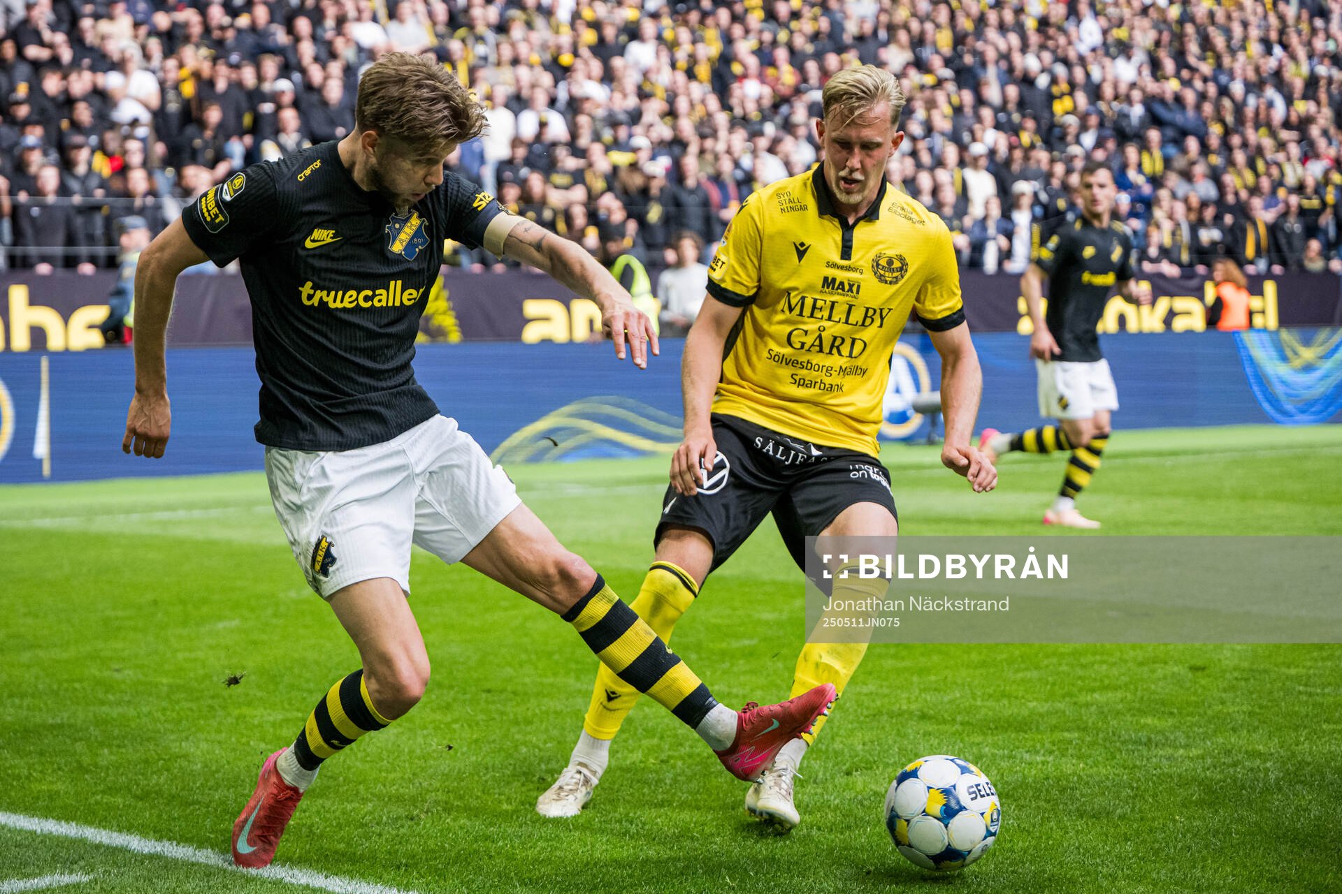 AIKs Anton Salétros och Mjällbys Herman Johansson under fotbollsmatchen i Allsvenskan mellan AIK och Mjällby den 11 maj 2025 i Stockholm. 