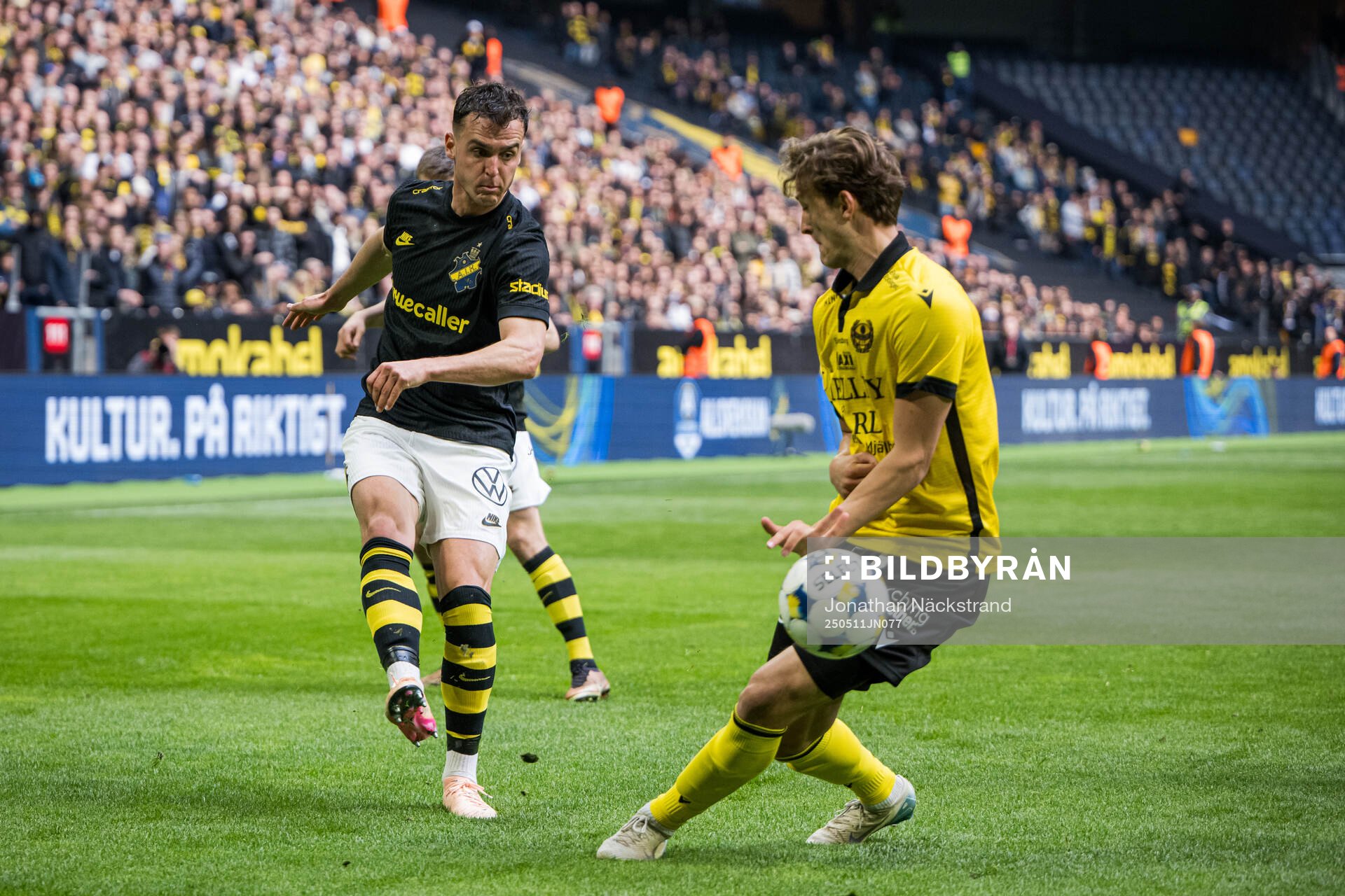 AIKs Áron Csongvai under fotbollsmatchen i Allsvenskan mellan AIK och Mjällby den 11 maj 2025 i Stockholm. 