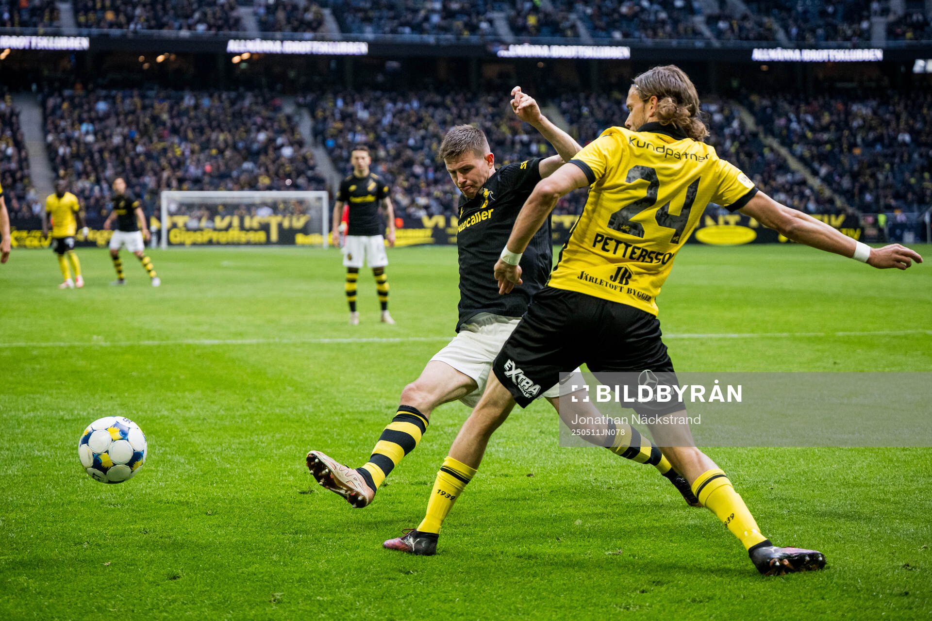 AIKs Mads Døhr Thychosen och Mjällbys Tom Pettersson under fotbollsmatchen i Allsvenskan mellan AIK och Mjällby den 11 maj 2025 i Stockholm.