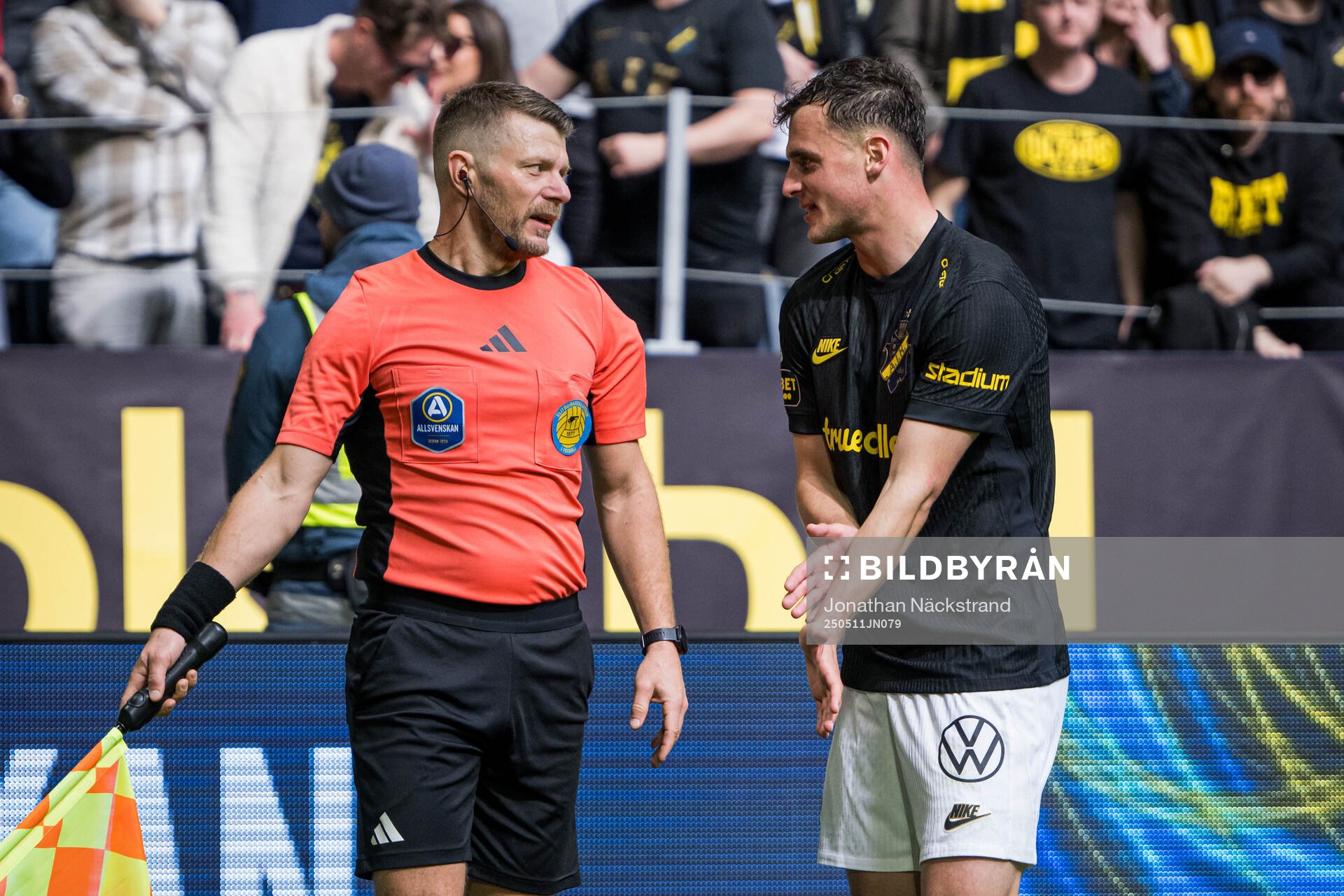 AIKs Áron Csongvai pratar med en linjedomare om en möjlig hands under fotbollsmatchen i Allsvenskan mellan AIK och Mjällby den 11 maj 2025 i Stockholm.