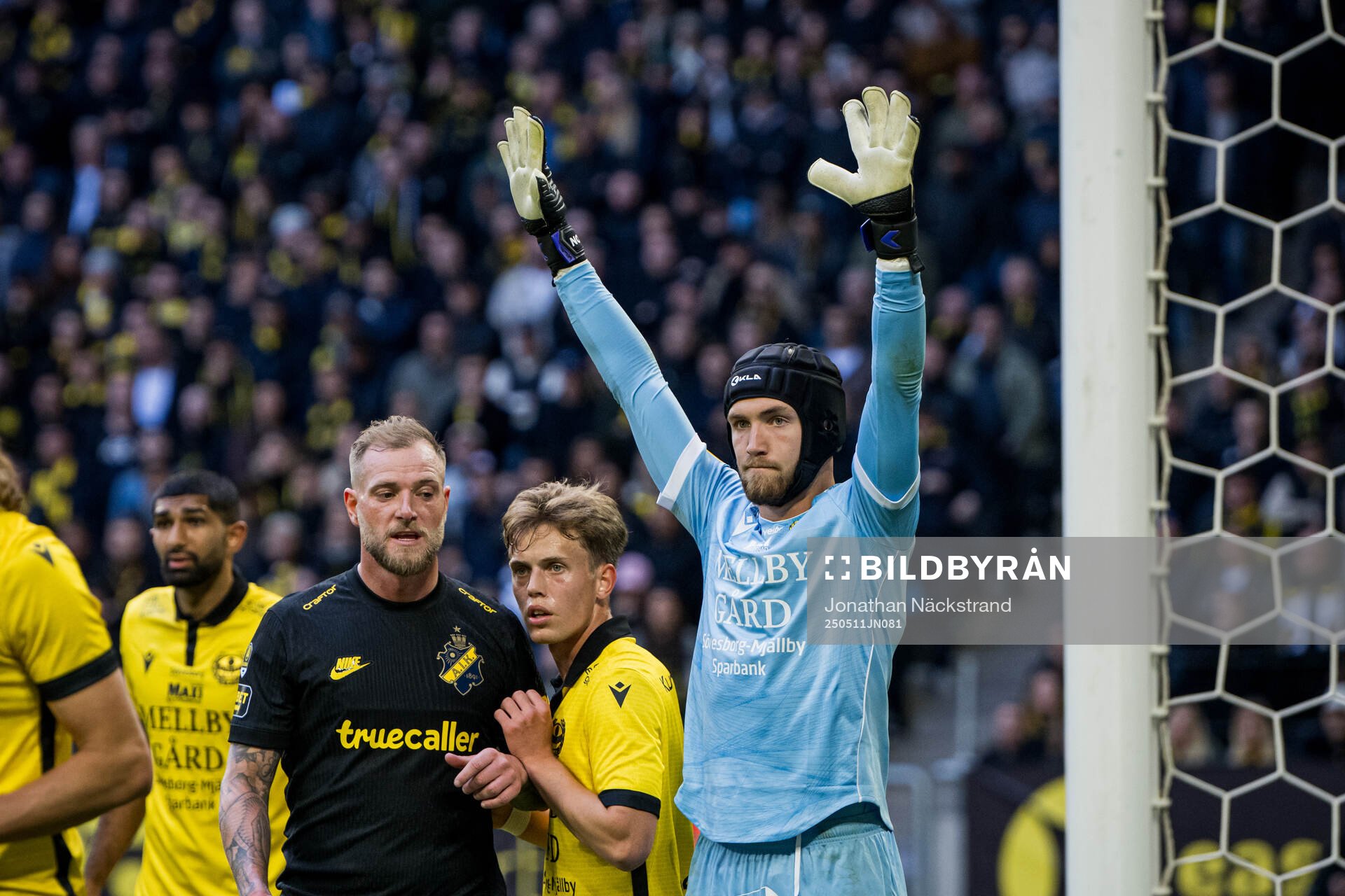 Mjällbys målvakt Noel Törnqvist under fotbollsmatchen i Allsvenskan mellan AIK och Mjällby den 11 maj 2025 i Stockholm. 