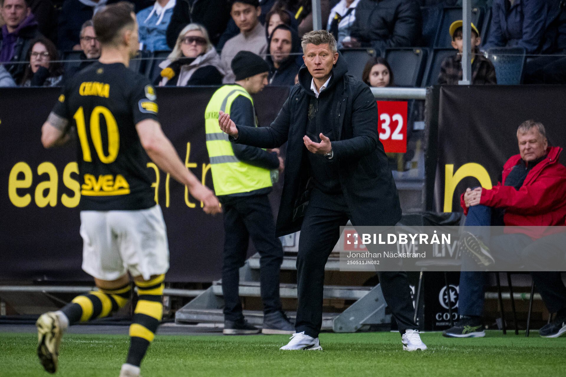 AIKs tränare Mikkjal Thomassen under fotbollsmatchen i Allsvenskan mellan AIK och Mjällby den 11 maj 2025 i Stockholm. 