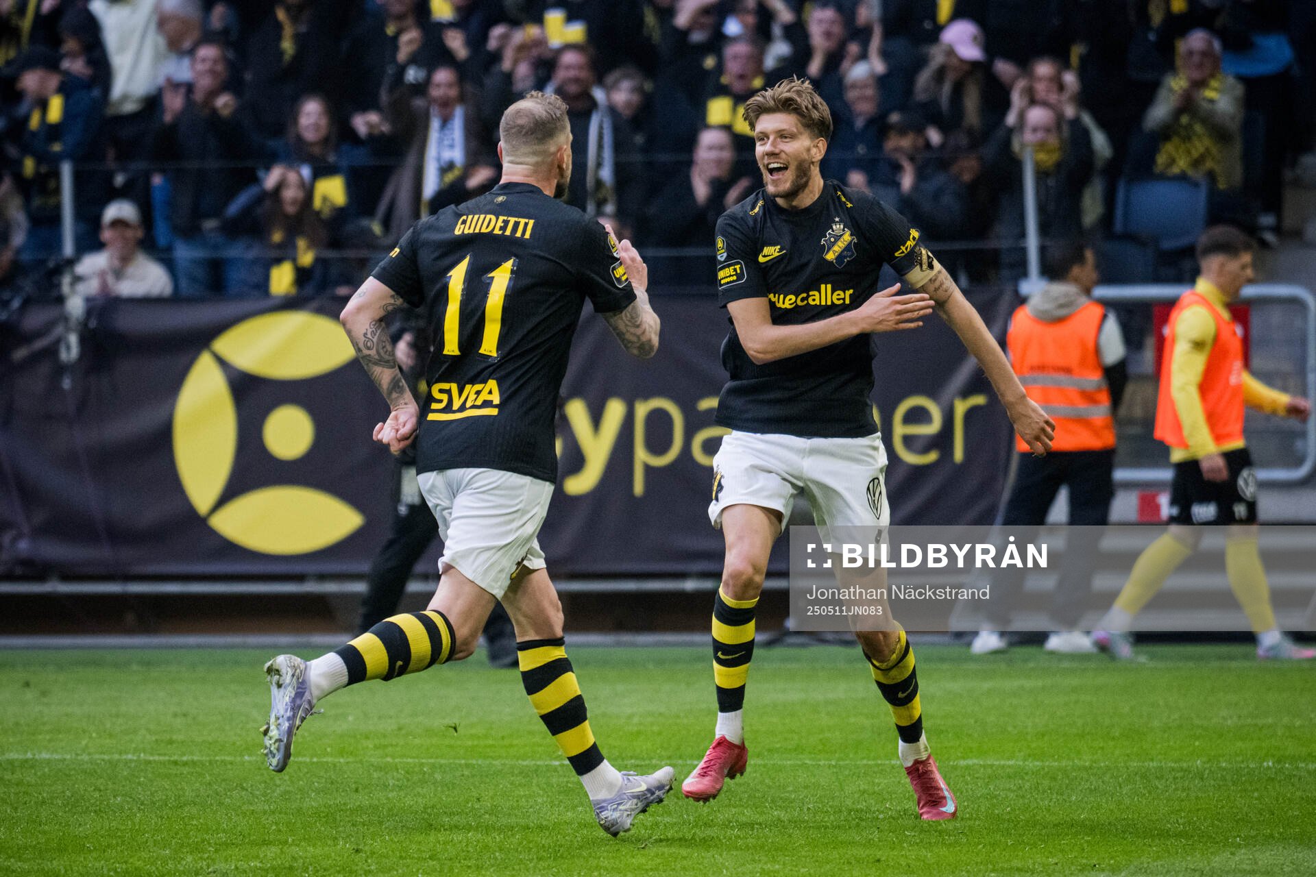 AIKs Anton Salétros jublar efter 2-1 under fotbollsmatchen i Allsvenskan mellan AIK och Mjällby den 11 maj 2025 i Stockholm. 
