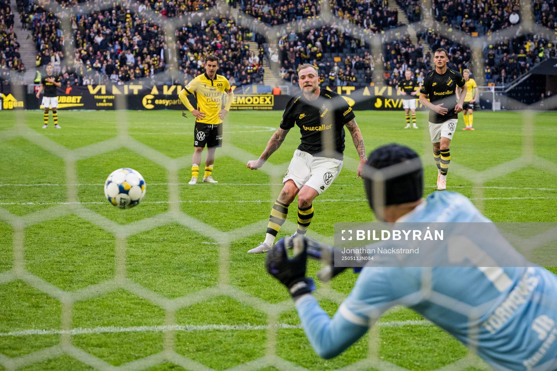 AIKs John Guidetti skjuter straff mot Mjällbys målvakt Noel Törnqvist under fotbollsmatchen i Allsvenskan mellan AIK och Mjällby den 11 maj 2025 i Stockholm.