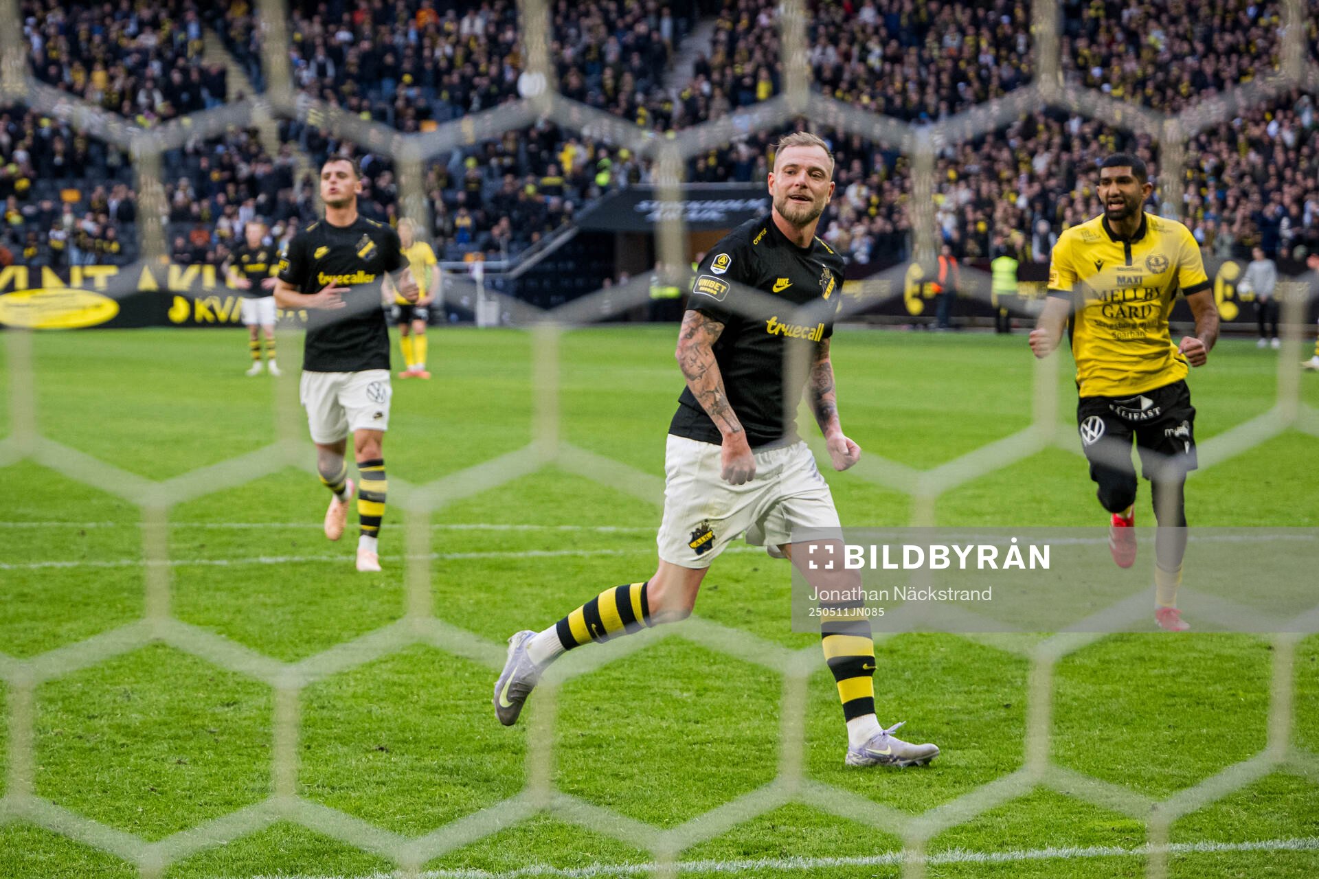 AIKs John Guidetti efter en straff under fotbollsmatchen i Allsvenskan mellan AIK och Mjällby den 11 maj 2025 i Stockholm. 