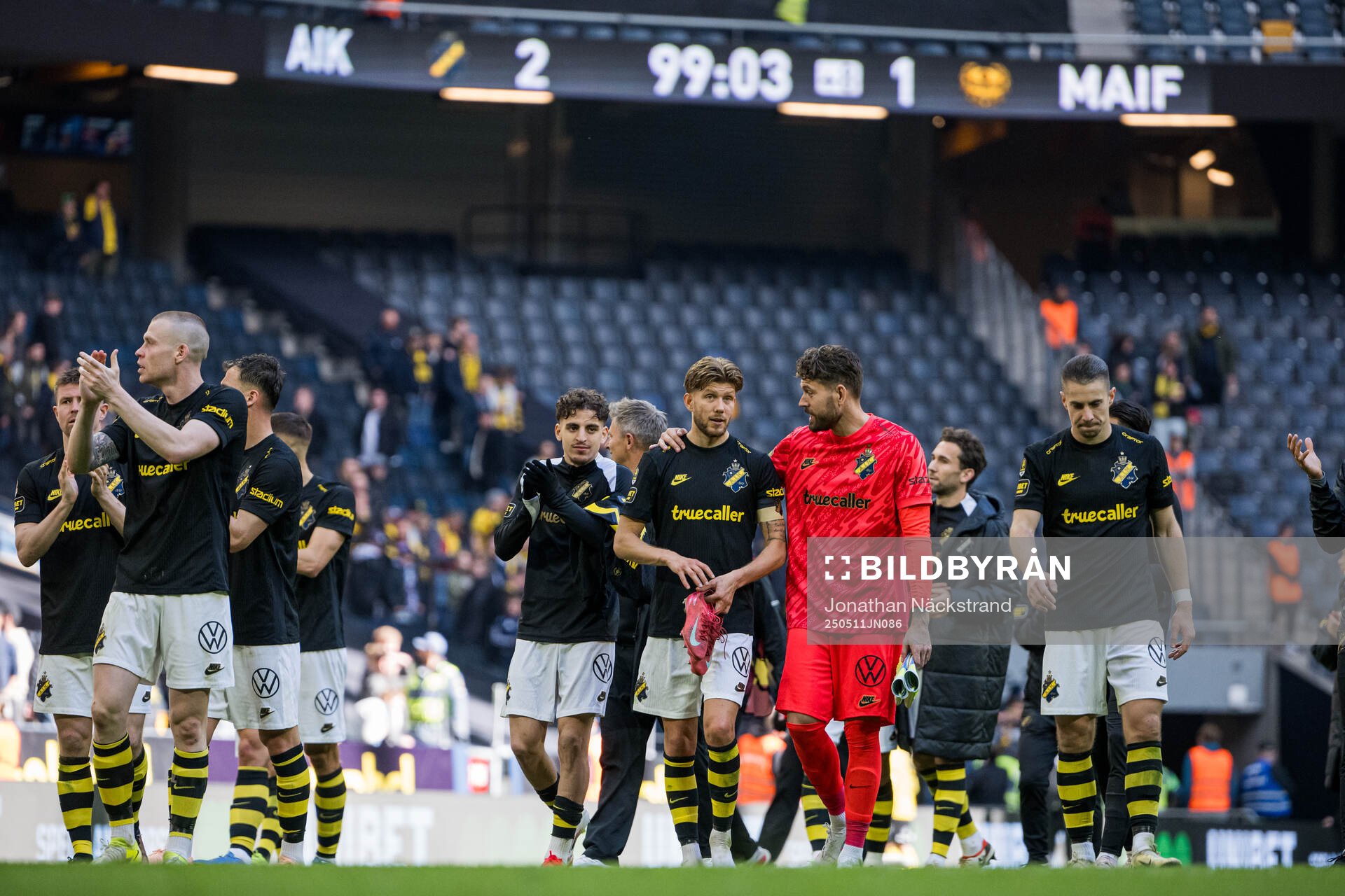 AIKs Anton Salétros och målvakt Kristoffer Nordfeldt efter fotbollsmatchen i Allsvenskan mellan AIK och Mjällby den 11 maj 2025 i Stockholm.