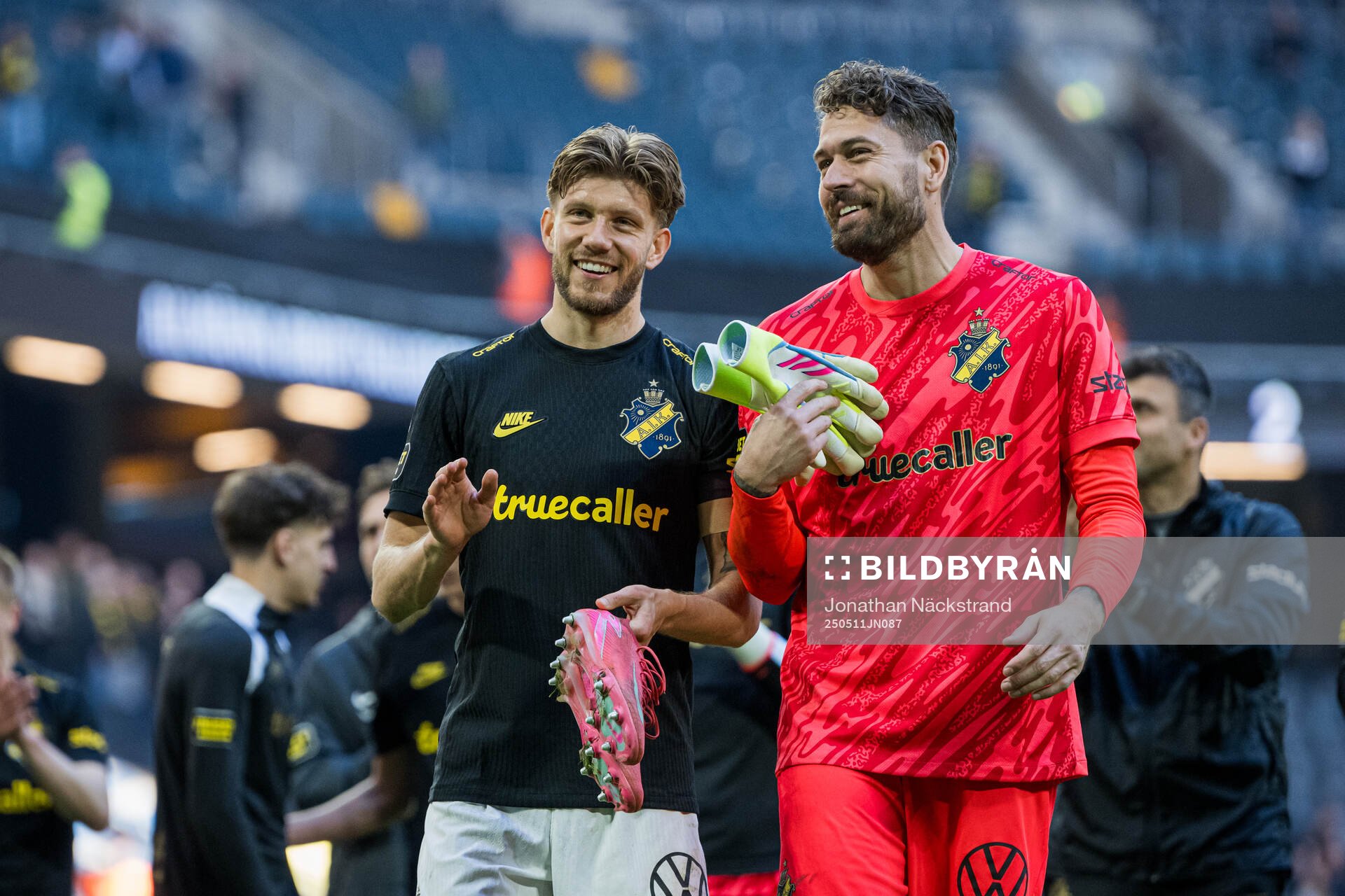 AIKs Anton Salétros och målvakt Kristoffer Nordfeldt efter fotbollsmatchen i Allsvenskan mellan AIK och Mjällby den 11 maj 2025 i Stockholm.