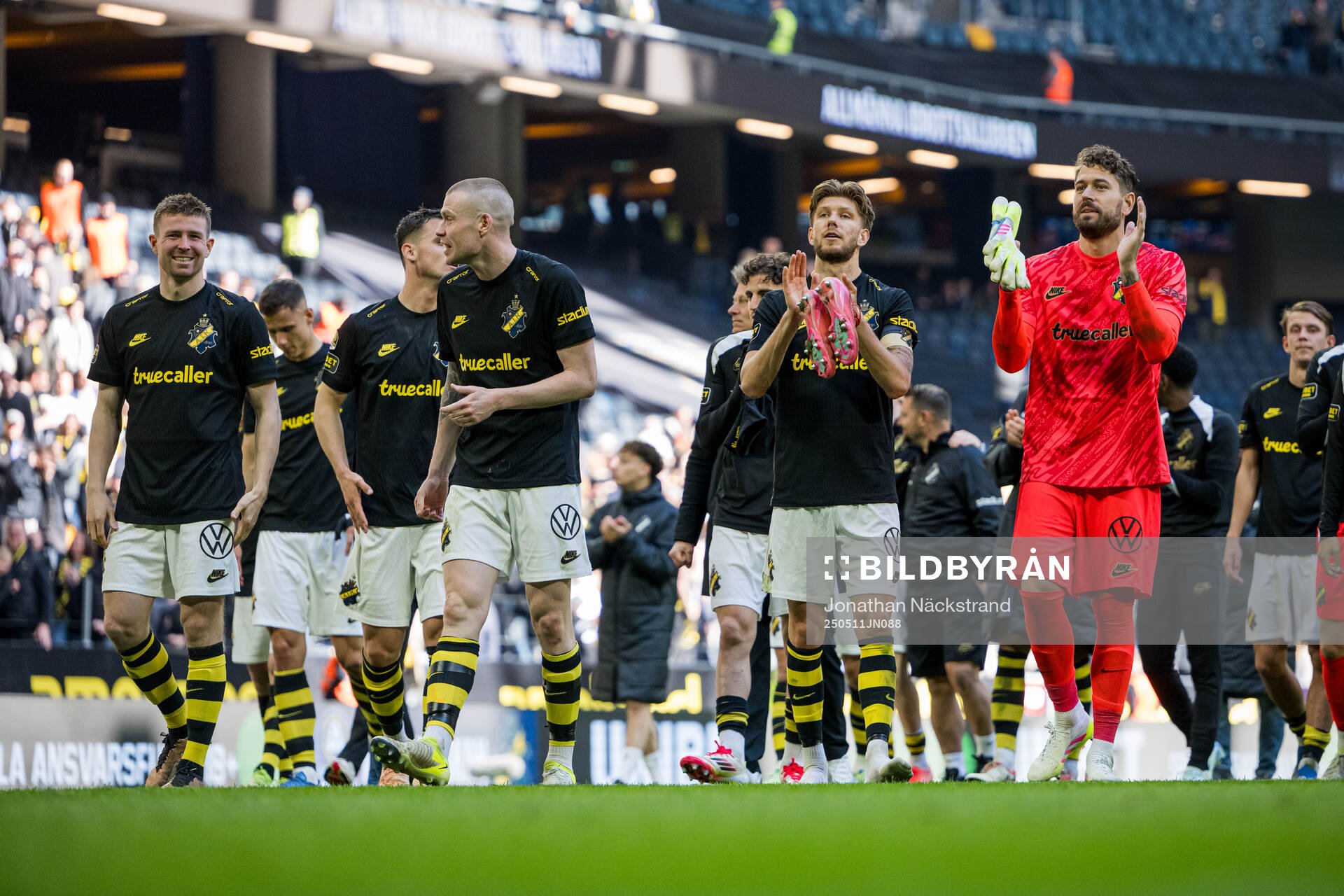 AIKs Mads Døhr Thychosen, Thomas Poppler Isherwood, Anton Salétros och målvakt Kristoffer Nordfeldt efter fotbollsmatchen i Allsvenskan mellan AIK och Mjällby den 11 maj 2025 i Stockholm.