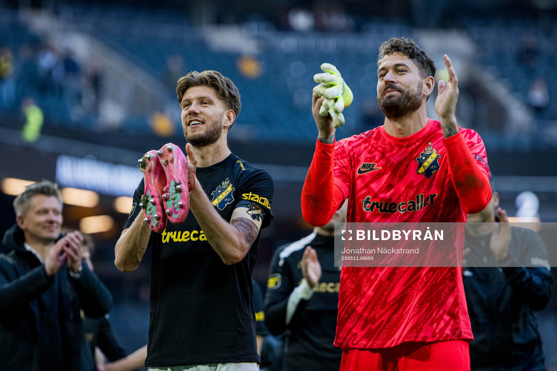 AIKs Anton Salétros och målvakt Kristoffer Nordfeldt efter fotbollsmatchen i Allsvenskan mellan AIK och Mjällby den 11 maj 2025 i Stockholm.