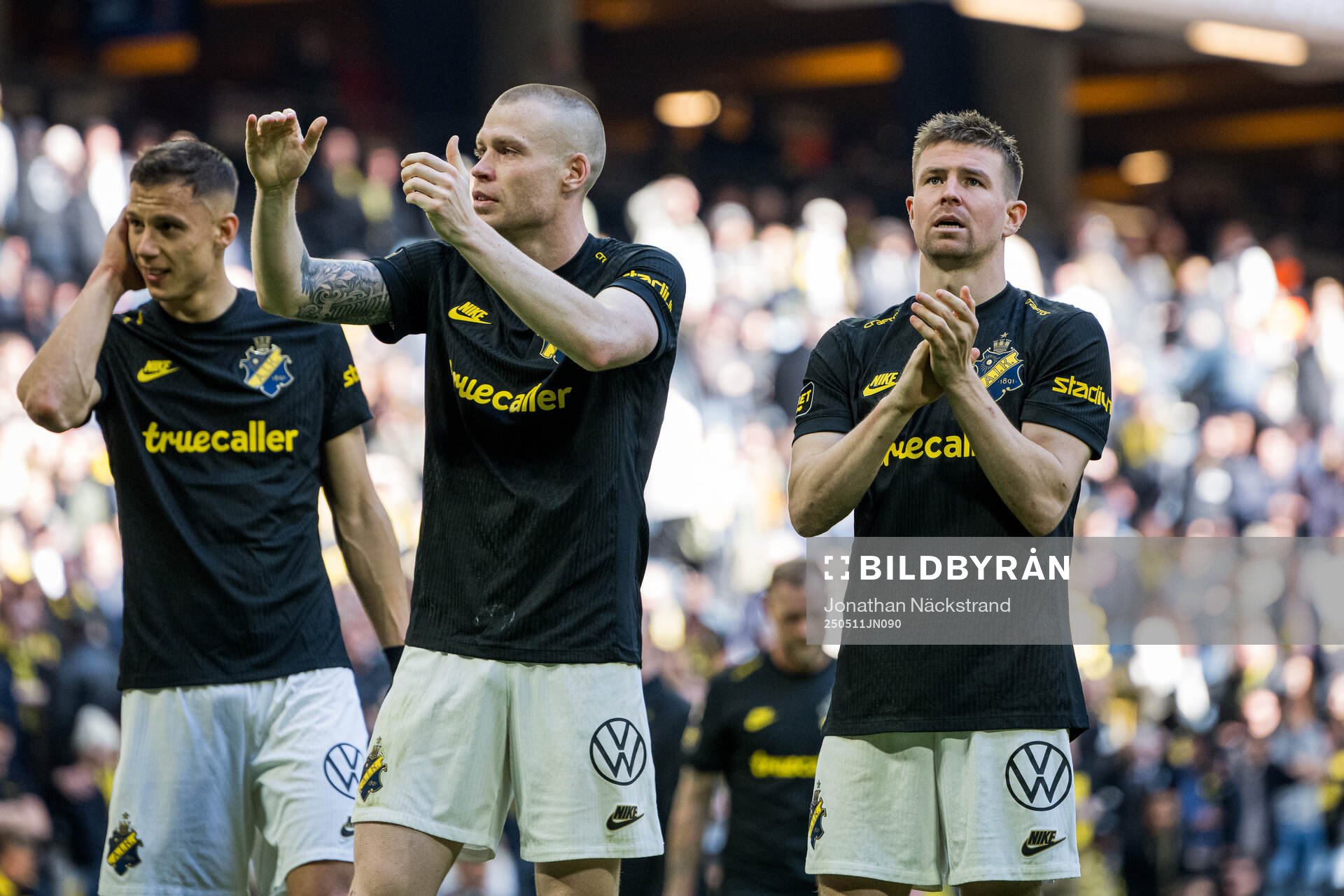 AIKs Thomas Poppler Isherwood och Mads Døhr Thychosen efter fotbollsmatchen i Allsvenskan mellan AIK och Mjällby den 11 maj 2025 i Stockholm.
