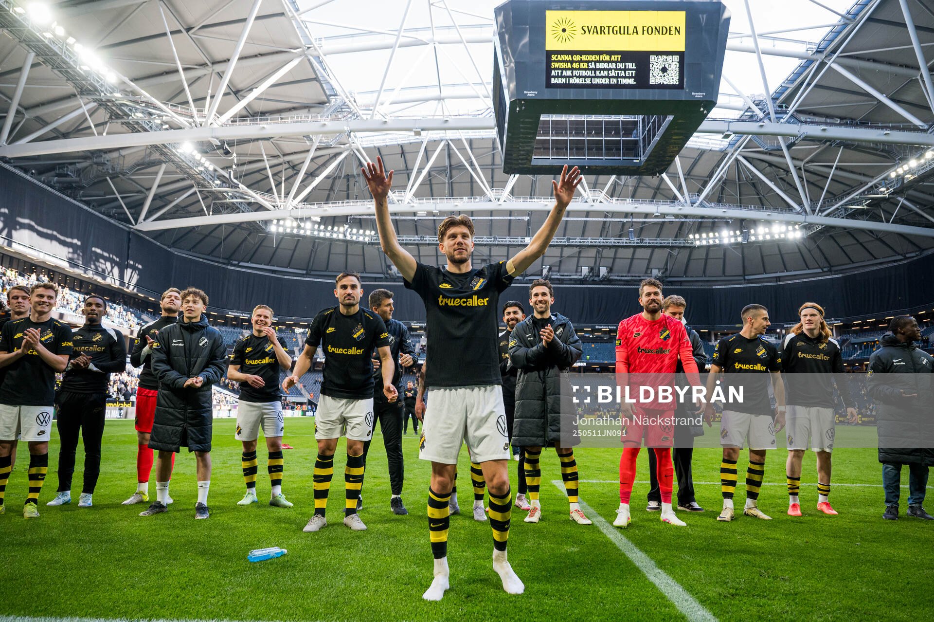 AIKs Anton Salétros jublar efter fotbollsmatchen i Allsvenskan mellan AIK och Mjällby den 11 maj 2025 i Stockholm. 