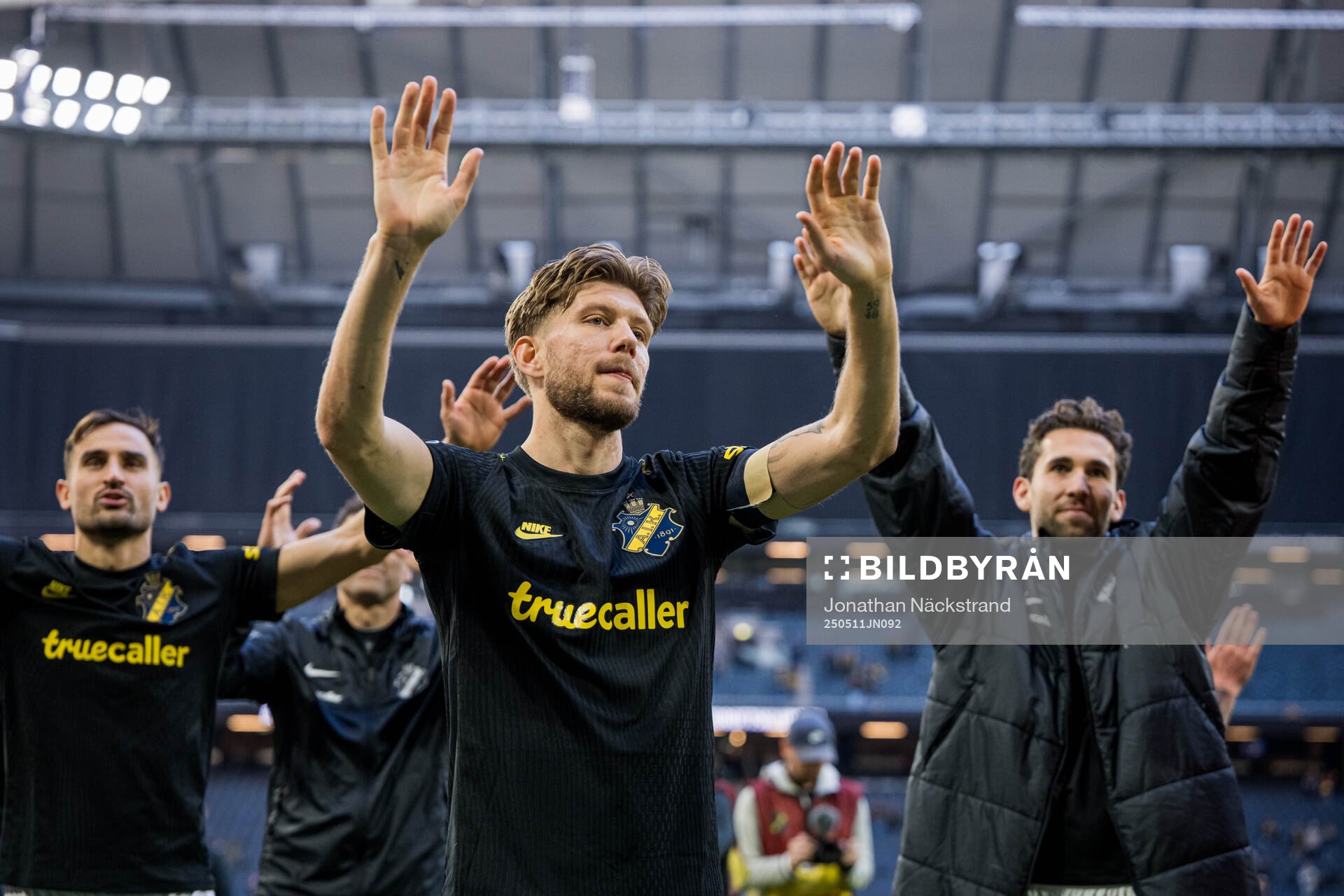 AIKs Anton Salétros jublar efter fotbollsmatchen i Allsvenskan mellan AIK och Mjällby den 11 maj 2025 i Stockholm. 