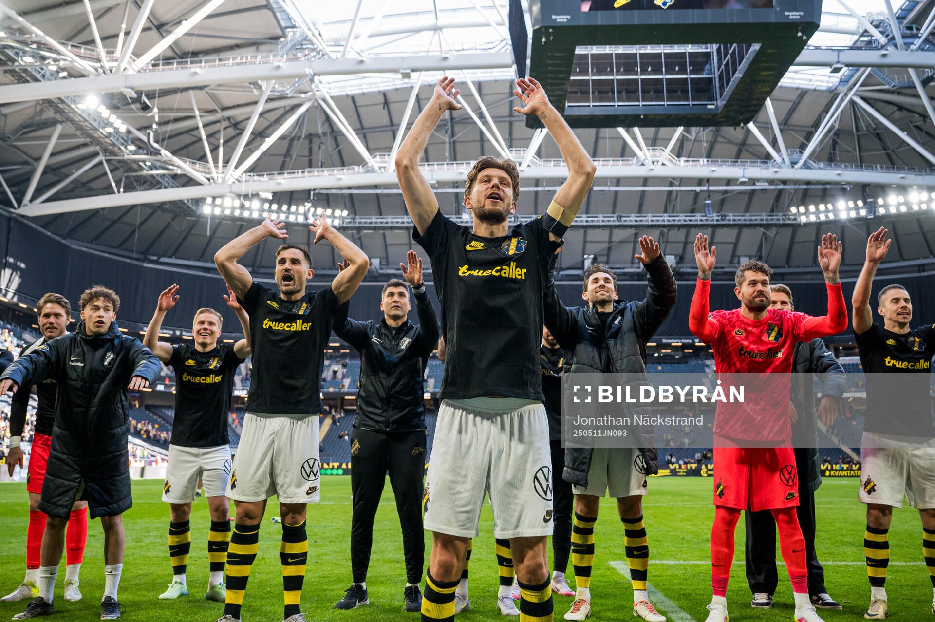 AIKs Anton Salétros jublar efter fotbollsmatchen i Allsvenskan mellan AIK och Mjällby den 11 maj 2025 i Stockholm. 