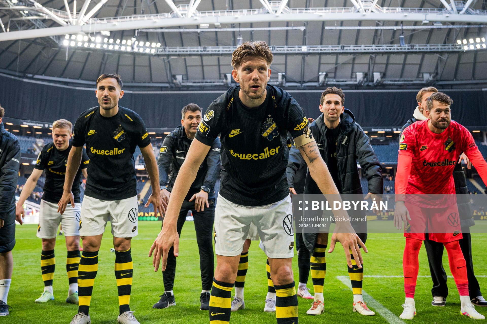AIKs Anton Salétros jublar efter fotbollsmatchen i Allsvenskan mellan AIK och Mjällby den 11 maj 2025 i Stockholm. 