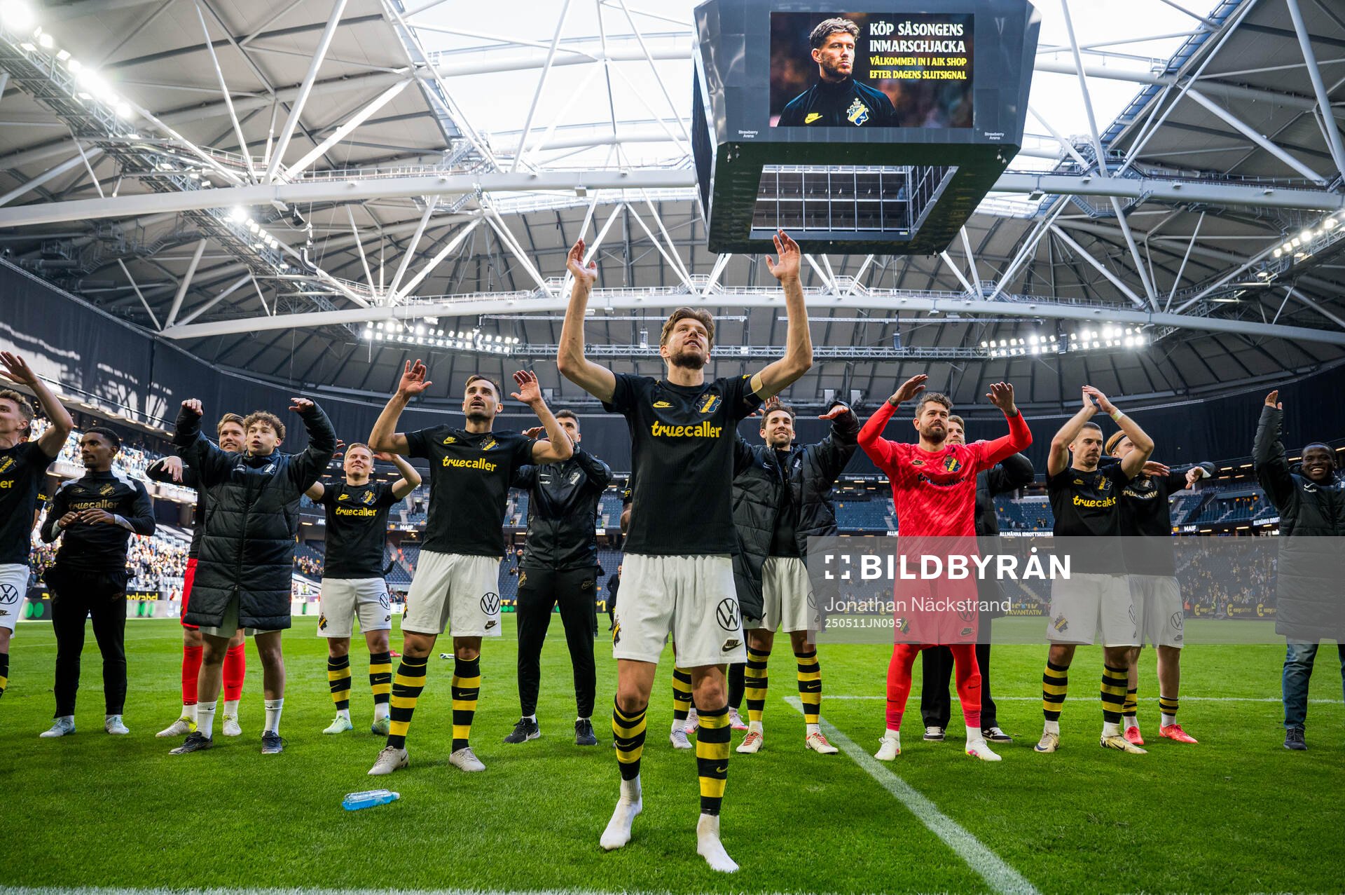 AIKs Anton Salétros jublar efter fotbollsmatchen i Allsvenskan mellan AIK och Mjällby den 11 maj 2025 i Stockholm. 