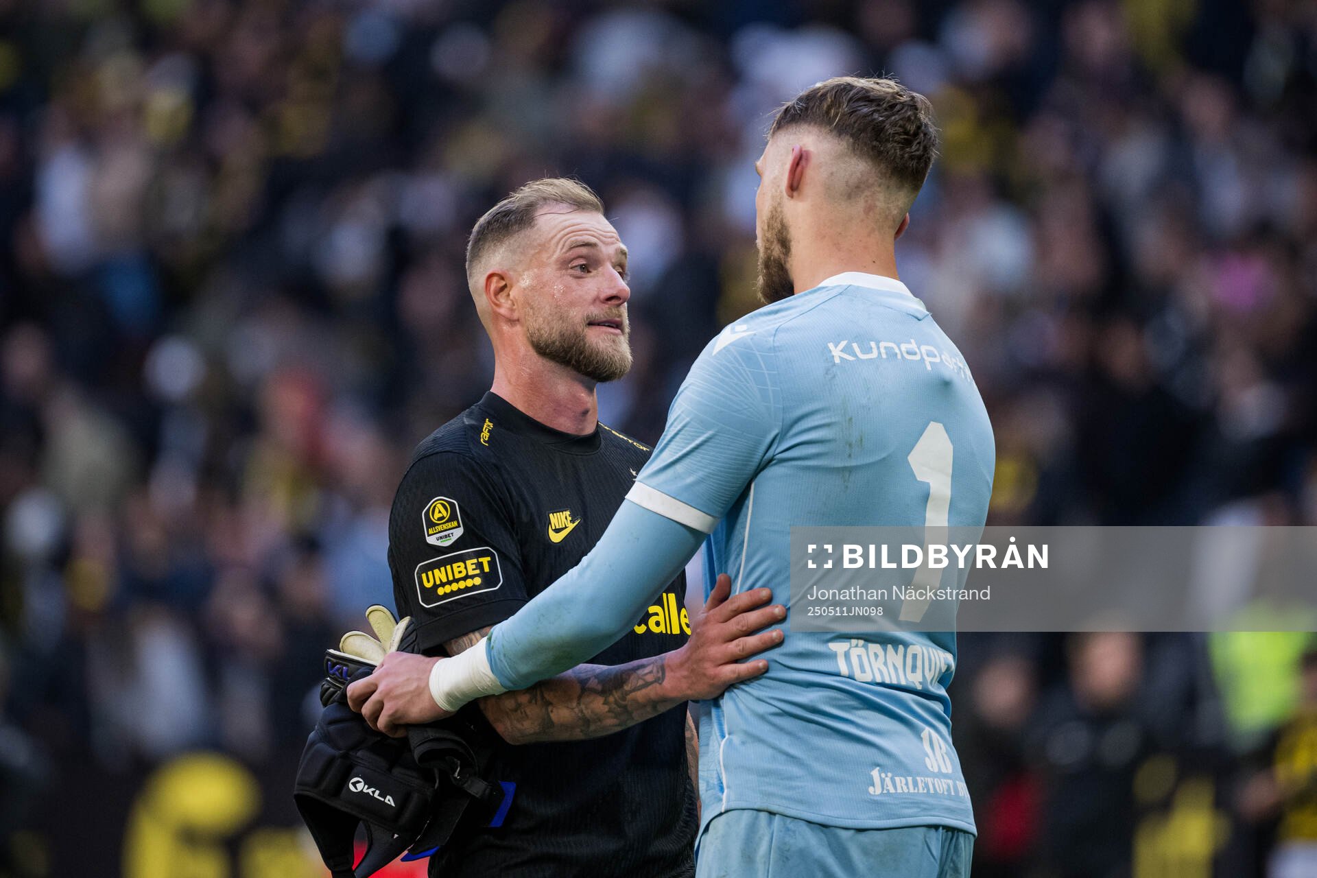 AIKs John Guidetti och Mjällbys målvakt Noel Törnqvist efter fotbollsmatchen i Allsvenskan mellan AIK och Mjällby den 11 maj 2025 i Stockholm.