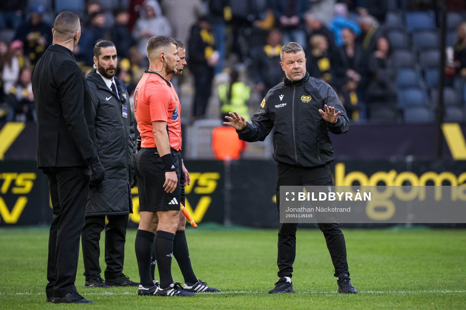 Mjällbys tränare Anders Torstensson pratar med domare Richard Sundell efter fotbollsmatchen i Allsvenskan mellan AIK och Mjällby den 11 maj 2025 i Stockholm.